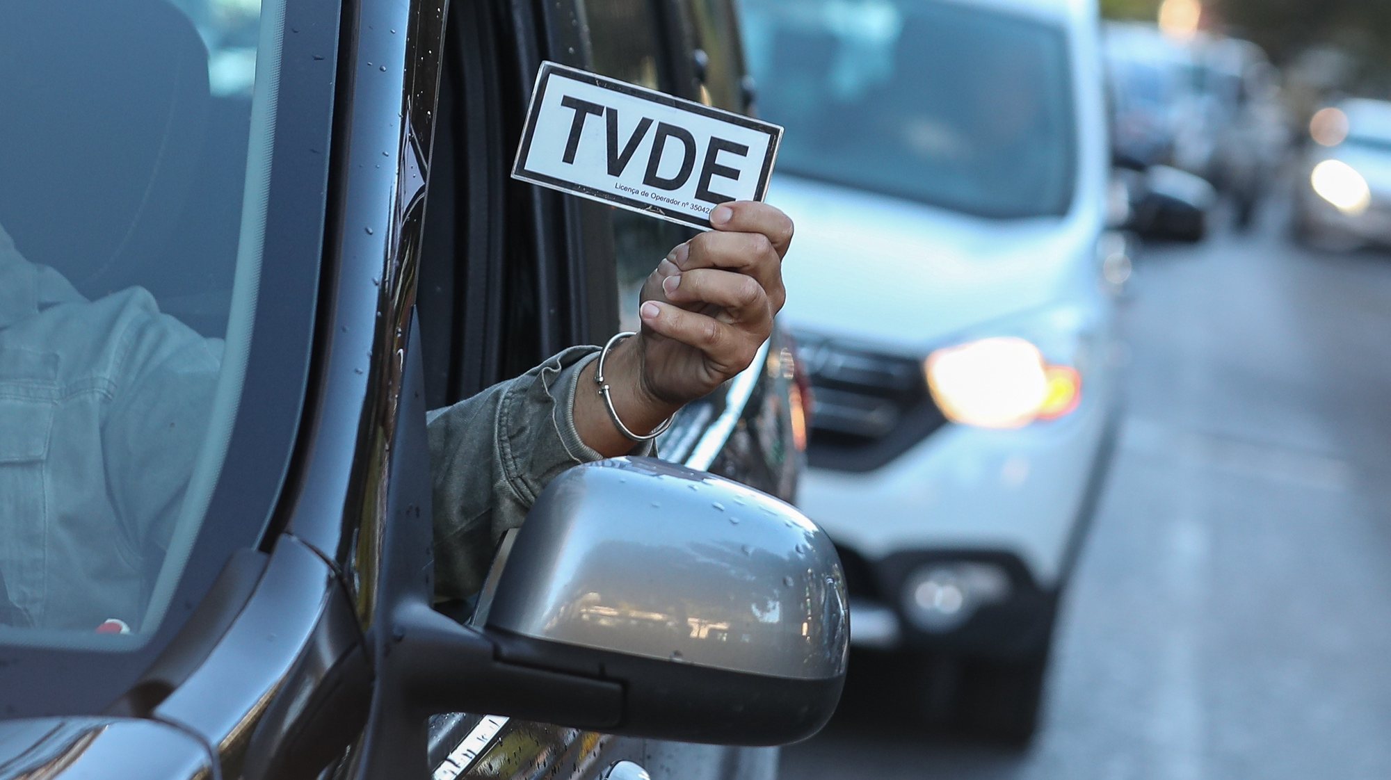 Protesto de motoristas e operadores de TVDE, em Lisboa, 03 de novembro de 2021. Esta ação tem como objetivo protestar contra a política de preços unilateral das plataformas Uber, Bolt e Freenow. ANTÓNIO COTRIM/LUSA