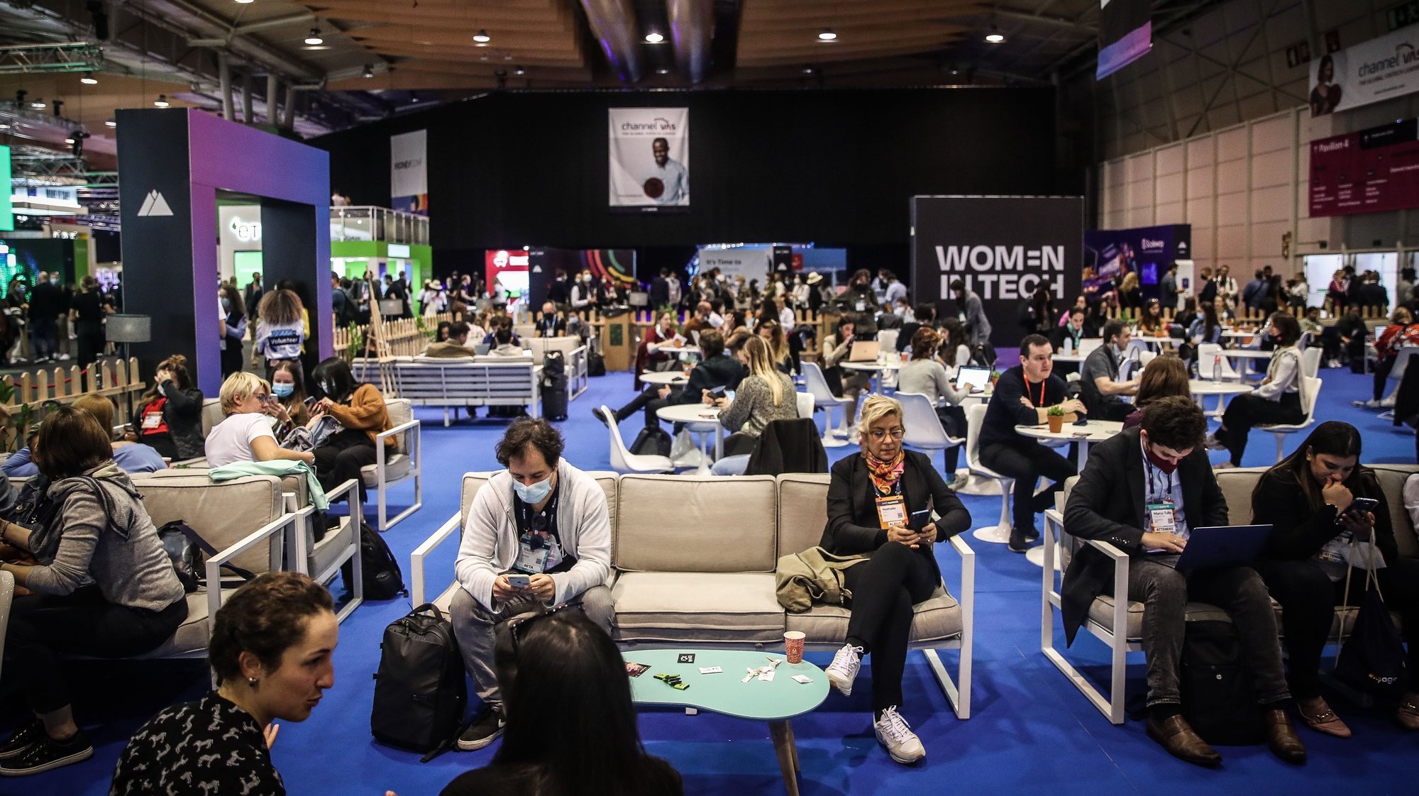 Attendees on the fourth day of the 2021 Web Summit in Lisbon, Portugal, 04 November 2021. More than 40,000 participants participate in the 2021 Web Summit, considered the largest event of startups and technological entrepreneurship in the world, that takes place from 01 to 04 November. MARIO CRUZ/LUSA
