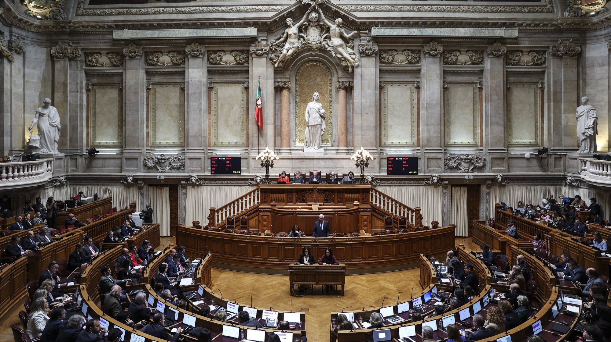 O primeiro-ministro António Costa intervém no debate parlamentar preparatório do Conselho Europeu, esta tarde na Assembleia da República em Lisboa, 8 de fevereiro de 2023. MIGUEL A. LOPES/LUSA