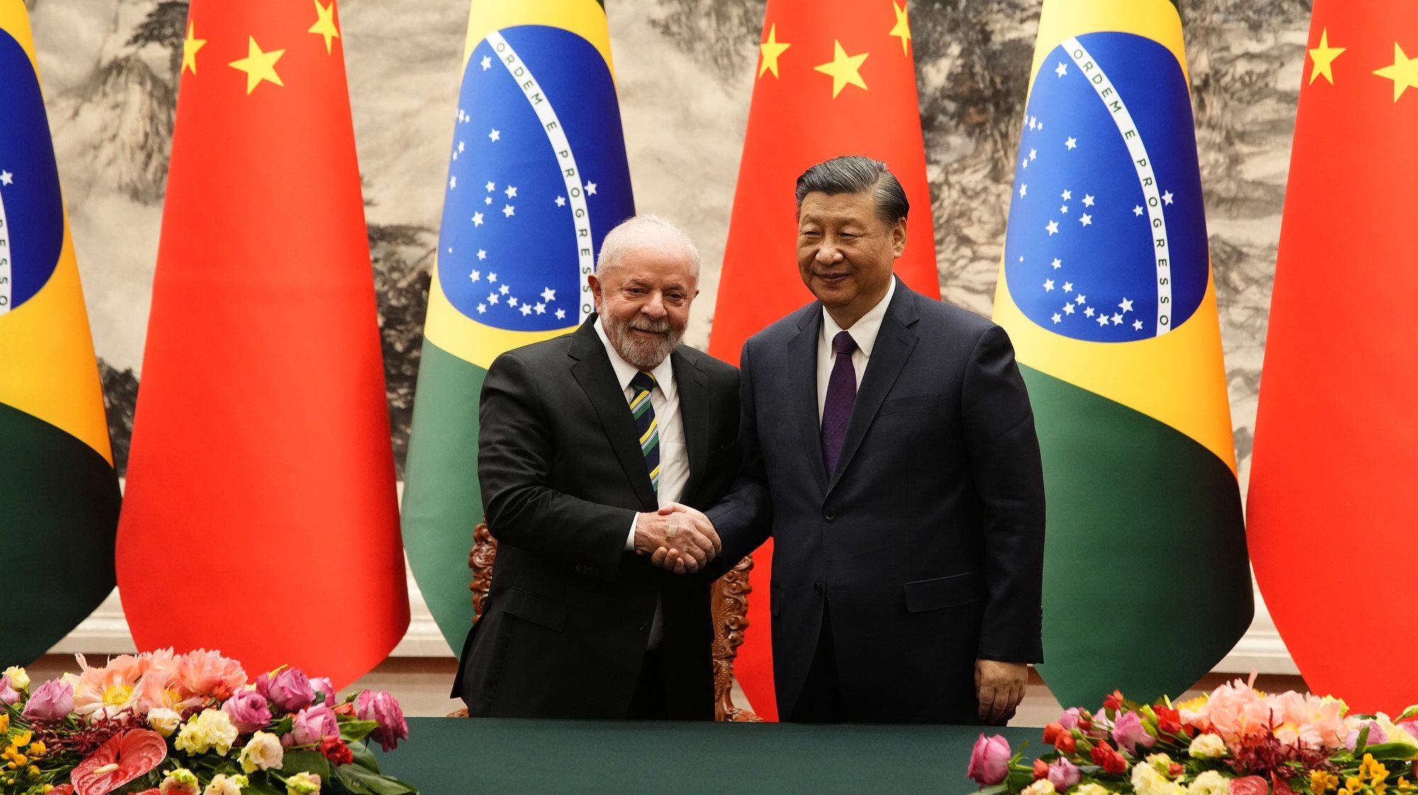 epa10572273 Brazilian President Luiz Inacio Lula da Silva (L) shakes hands with Chinese President Xi Jinping after a signing ceremony held at the Great Hall of the People in Beijing, China, 14 April 2023.  EPA/KEN ISHII / POOL