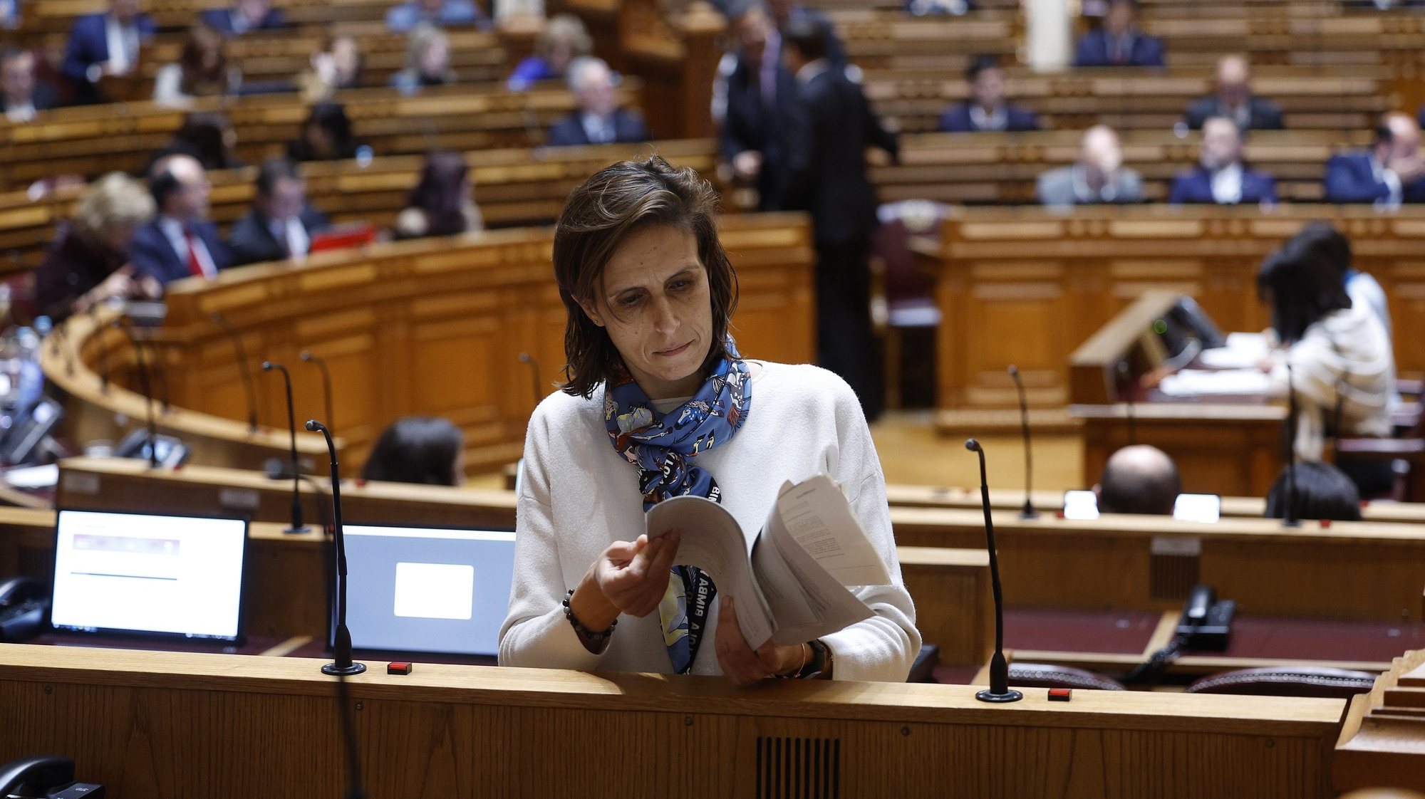 A deputada do Partido Socialista (PS), Jamila Madeira, durante o debate de urgência requerido pelo Chega (CH), sobre &quot;Greves e reivindicações dos professores&quot;, em Lisboa, 19 de janeiro de 2023. ANTÓNIO PEDRO SANTOS/LUSA