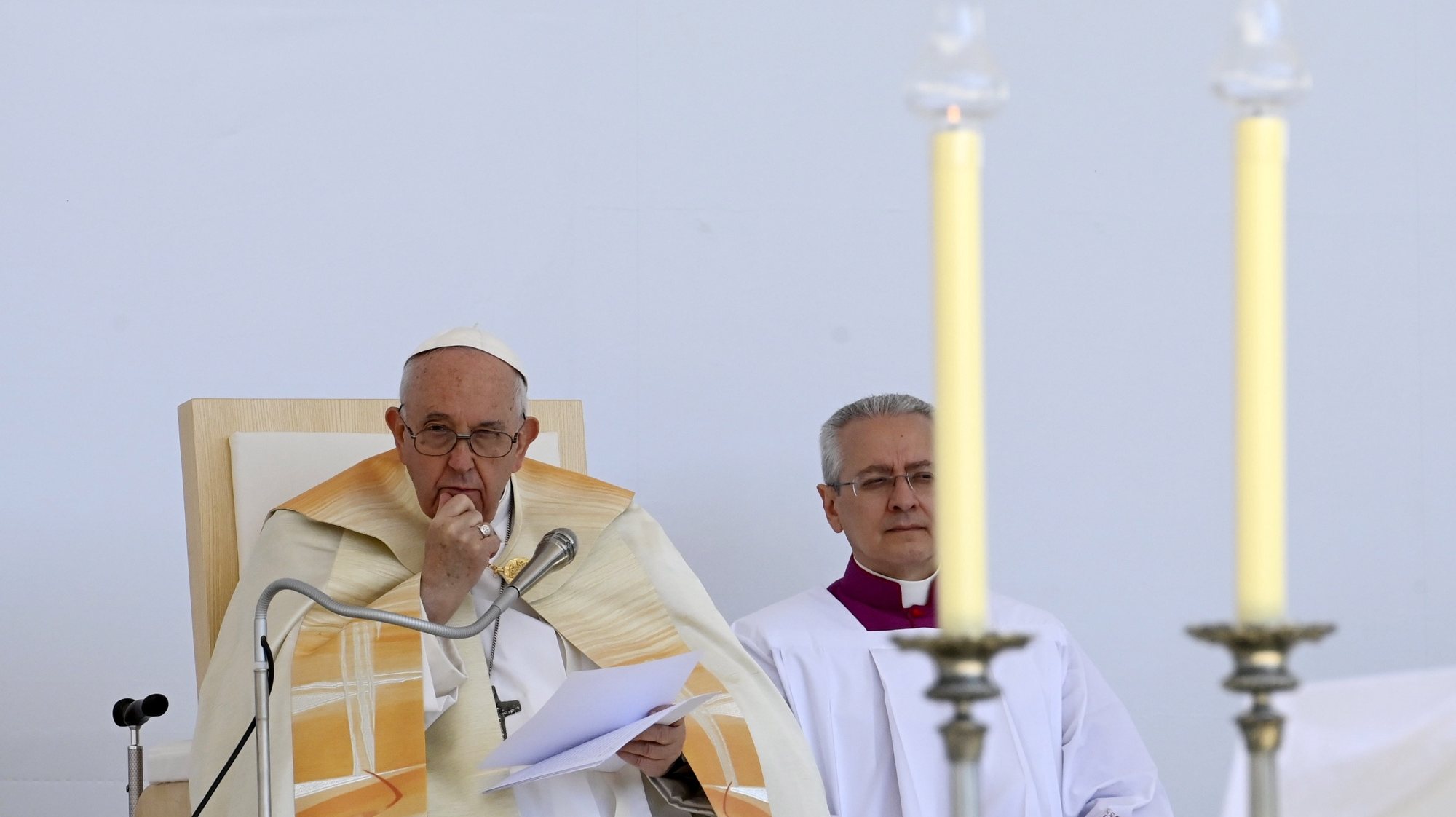 epa10599499 Pope Francis leads a holy mass in Kossuth Lajos Square in Budapest, Hungary, 30 April, 2023. Pope Francis is on an Apostolic Journey to Hungary from 28 to 30 April 2023.  EPA/Szilard Koszticsak HUNGARY OUT