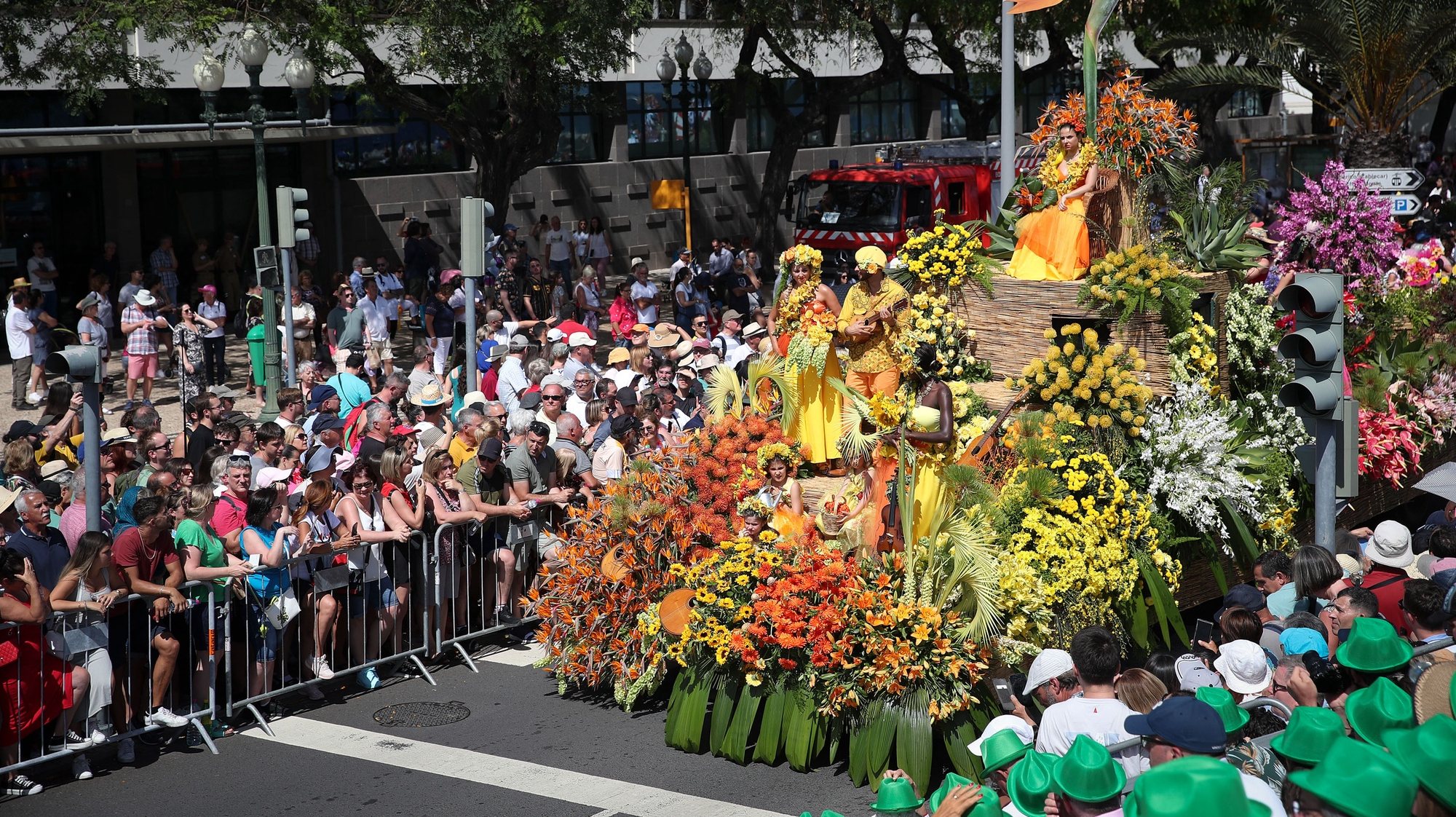 Cortejo alegórico da Festa da Flor esta tarde onde 1700 figurantes divididos em 13 grupos desfilaram na baixa funchalense, no Funchal, 30 de abril de 2023. HOMEM DE GOUVEIA/LUSA