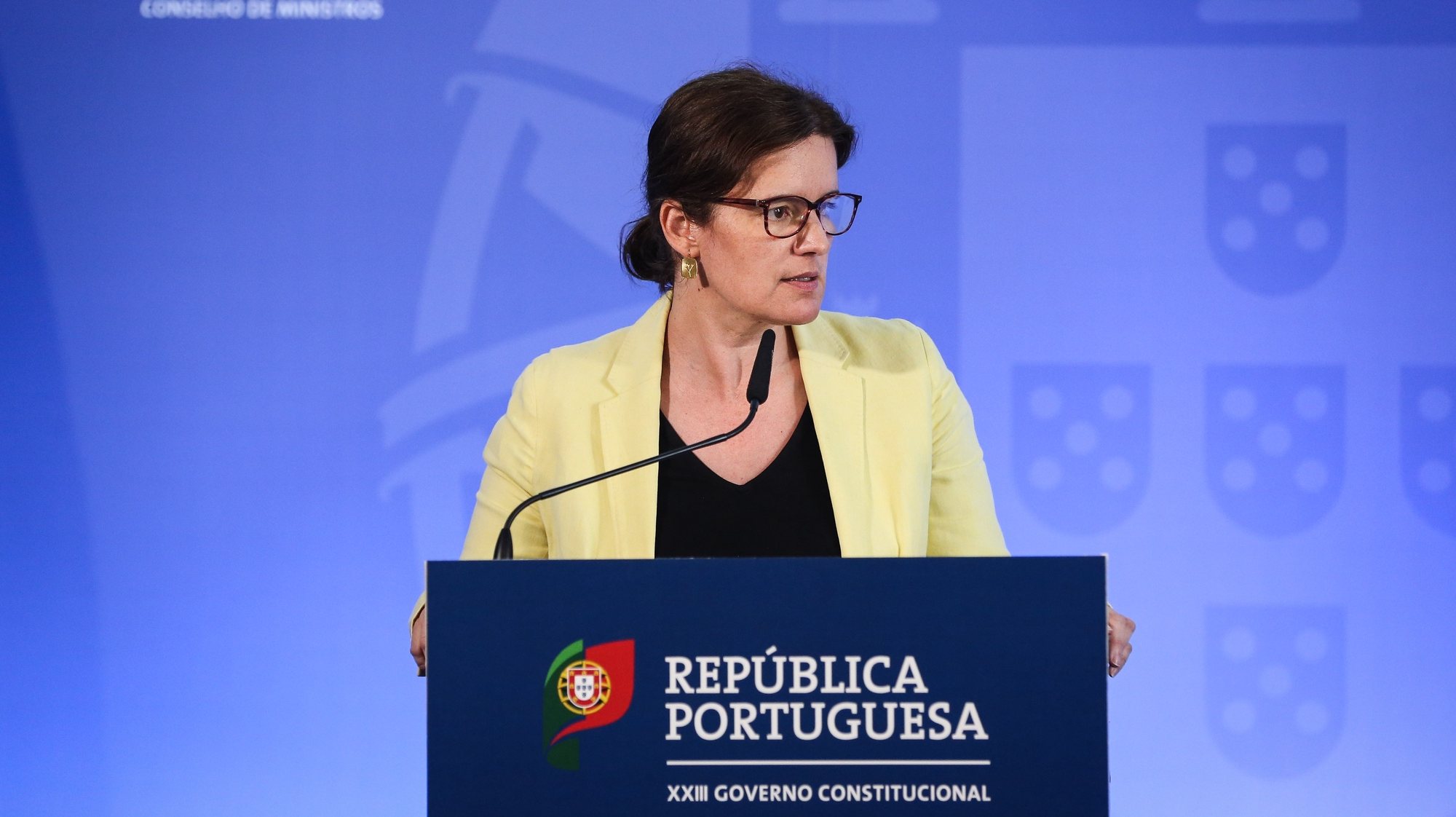 A ministra da Presidência, Mariana Vieira da Silva, fala aos jornalistas durante o briefing da reunião do Conselho de Ministros em Lisboa, 18 de maio de 2023. RODRIGO ANTUNES/LUSA