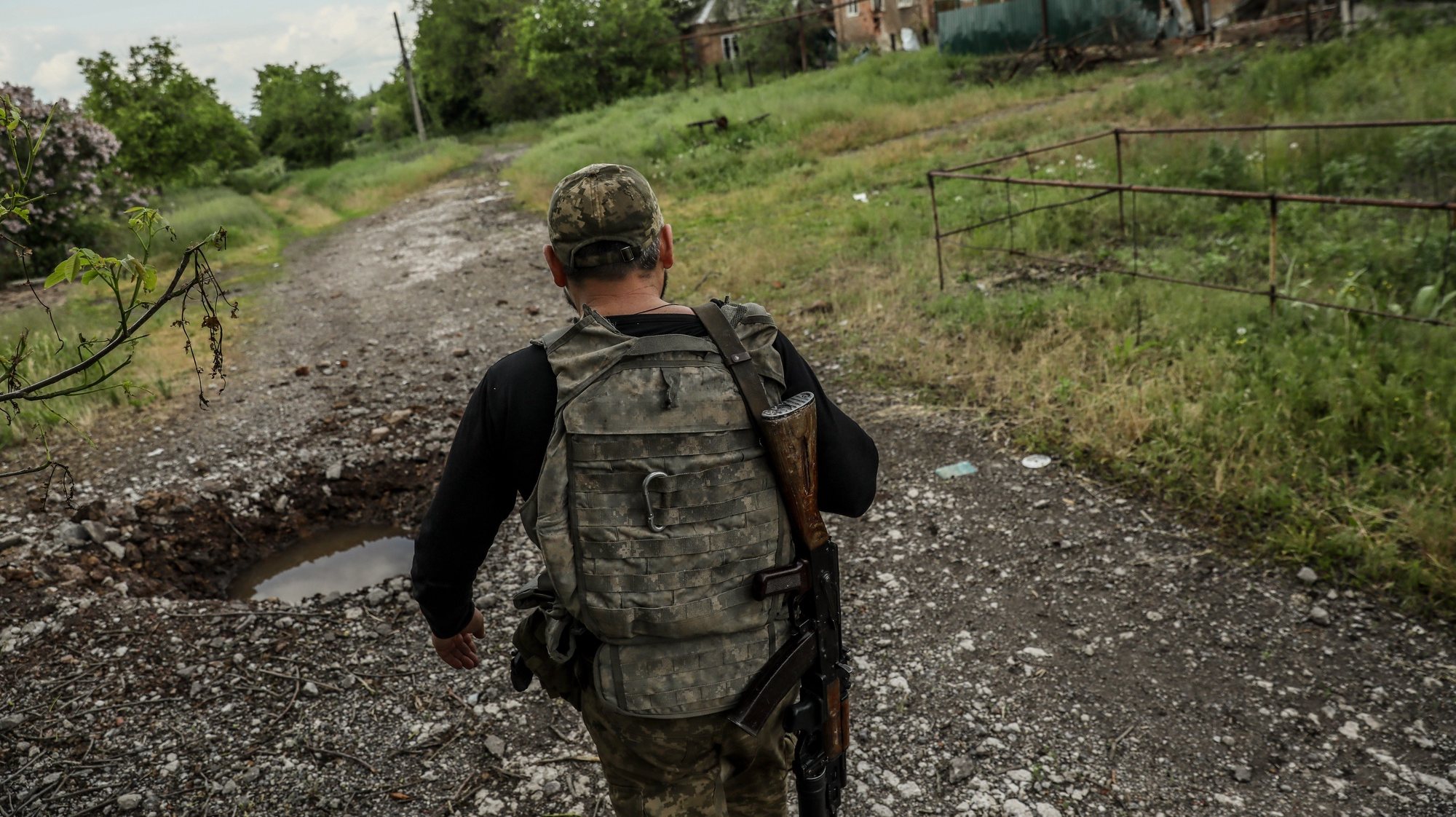 epa10650869 A Ukrainian serviceman from the 24th Separate Mechanized Brigade &#039;King Danylo&#039; moves to a frontline position, at an undisclosed location in the Donetsk region, eastern Ukraine, 24 May 2023, amid the Russian invasion. Most of the town&#039;s some 10,000 inhabitants have deserted it because of the conflict. Some of the houses were destroyed while others are still standing. In its streets, pets, a few individuals can be seen while police and some communal services still continue to function. Russian troops entered Ukraine on 24 February 2022 starting a conflict that has provoked destruction and a humanitarian crisis.  EPA/OLEG PETRASYUK