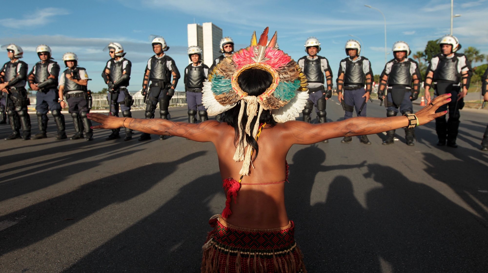 epa05931852 Indigenous people from different Brazilian tribes protest in Brasilia, Brazil, 27 April 2017. In addition to demanding faster demarcation of indigenous lands, the protesters also expressed their rejection against a bill that the Congress is processing, which proposes to alter the regulations that govern the delimitation of those territories.  EPA/Joédson Alves