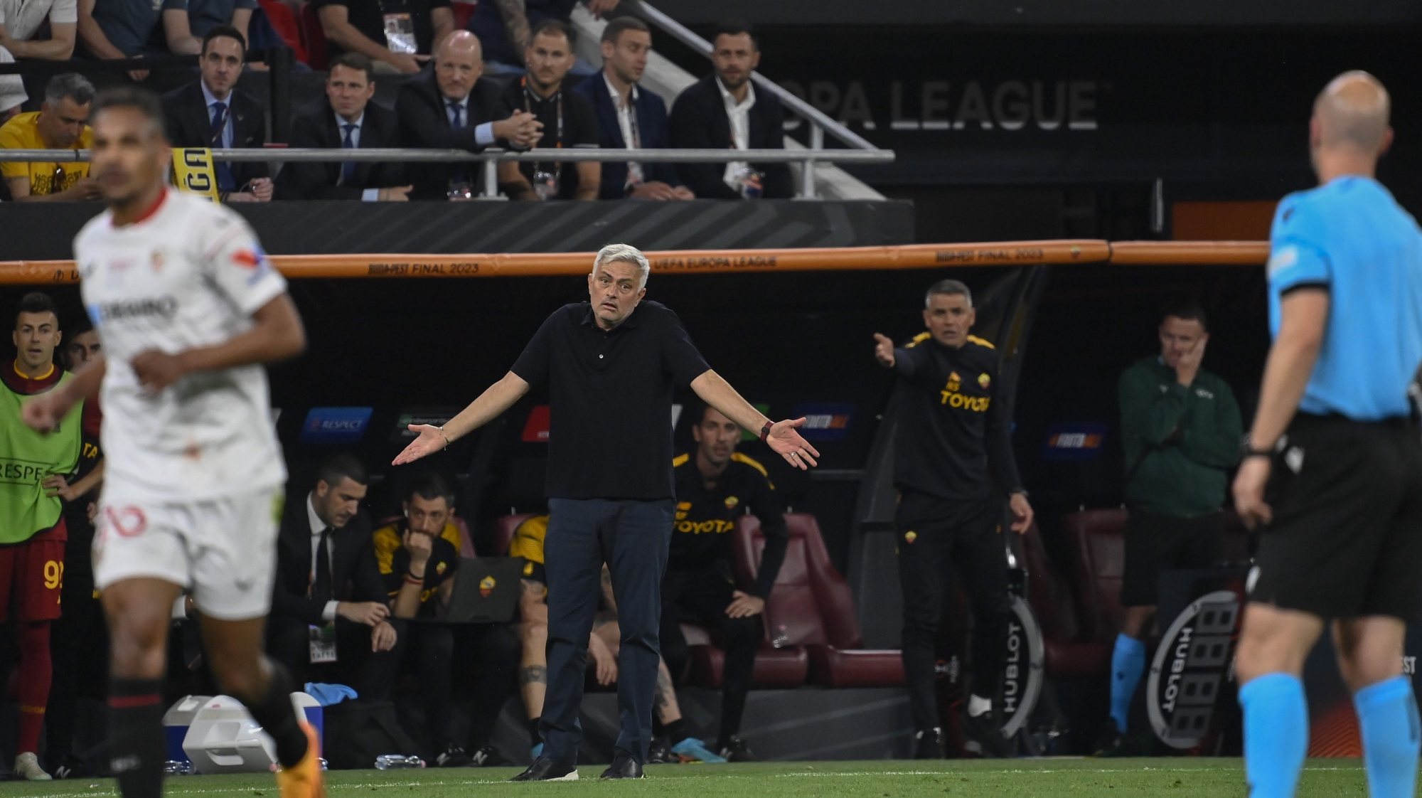 epa10665665 Head coach Jose Mourinho (C) of AS Roma reacts during the UEFA Europa League final soccer match Sevilla FC vs AS Roma at Puskas Arena in Budapest, Hungary, 31 May 2023.  EPA/Tamas Kovacs HUNGARY OUT