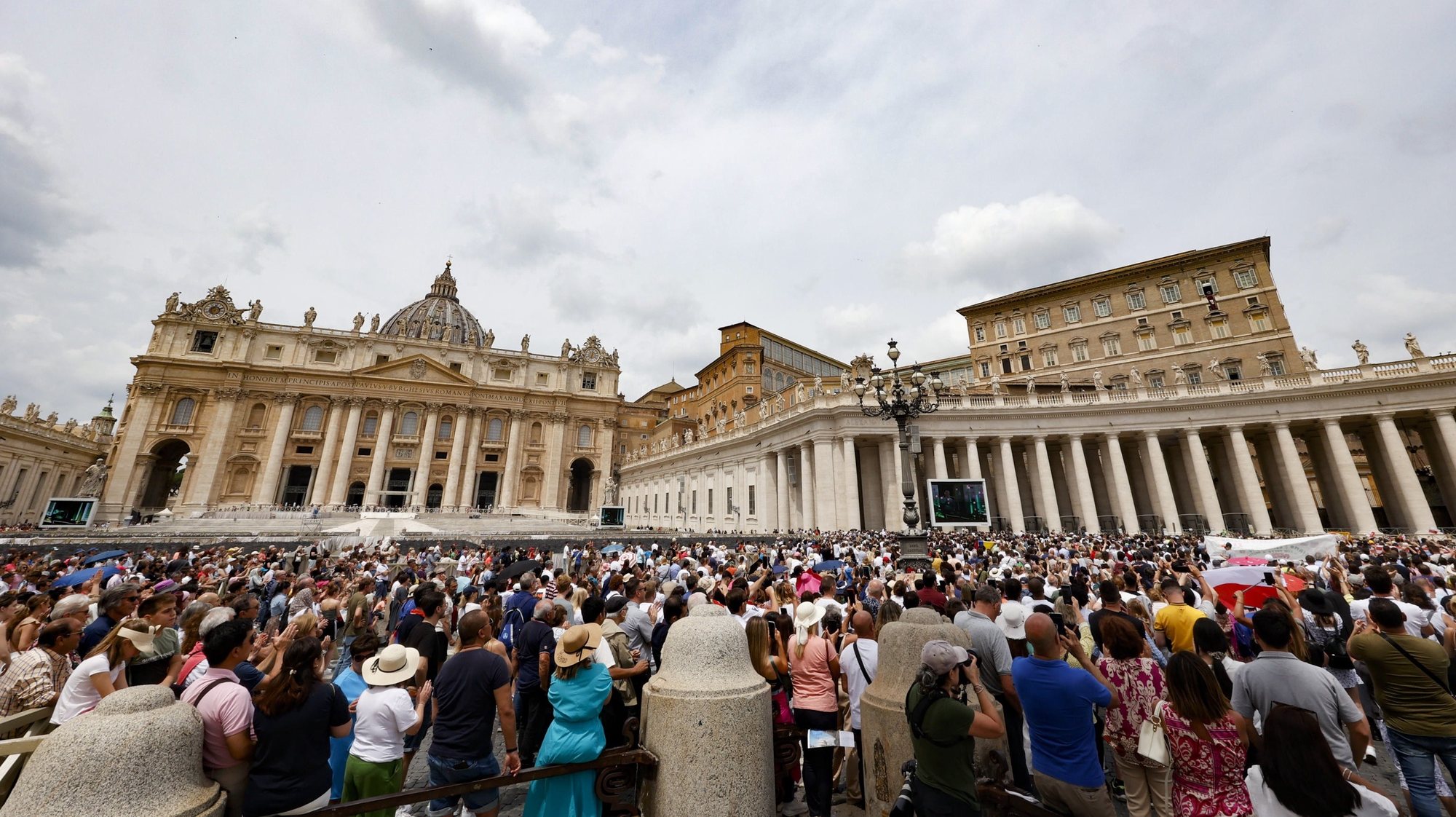 epa10672107 Faithful attend Pope Francis&#039; Angelus, traditional Sunday&#039;s prayer, in St. Peter&#039;s Square in Vatican City, 04 June 2023.  EPA/FABIO FRUSTACI