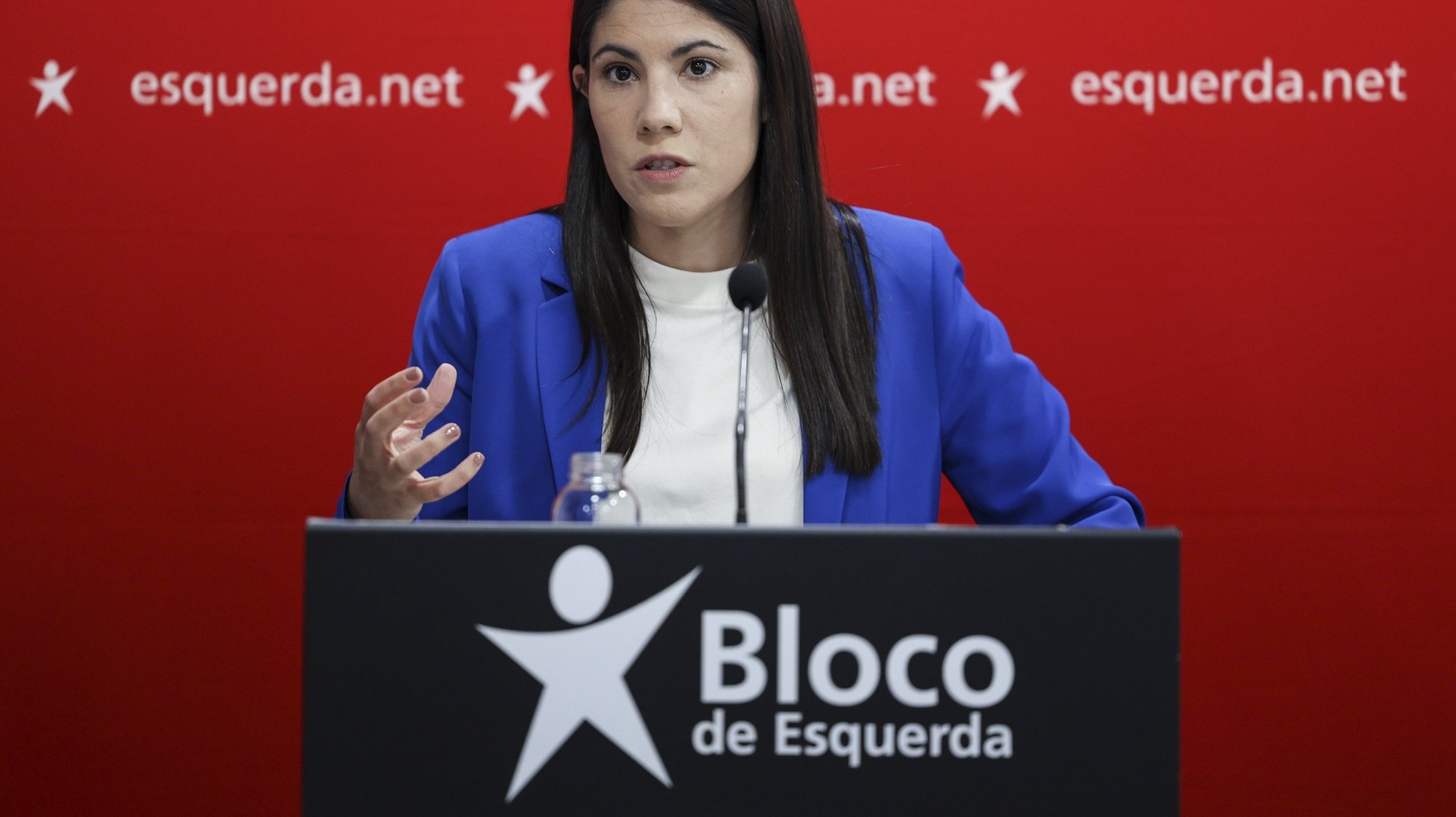A coordenadora do Bloco de Esquerda (BE), Mariana Mortágua, intervém na conferência de imprensa para análise da situação política, após a reunião da Mesa Nacional do partido, em Lisboa, 18 de junho de 2023. MIGUEL A. LOPES/LUSA
