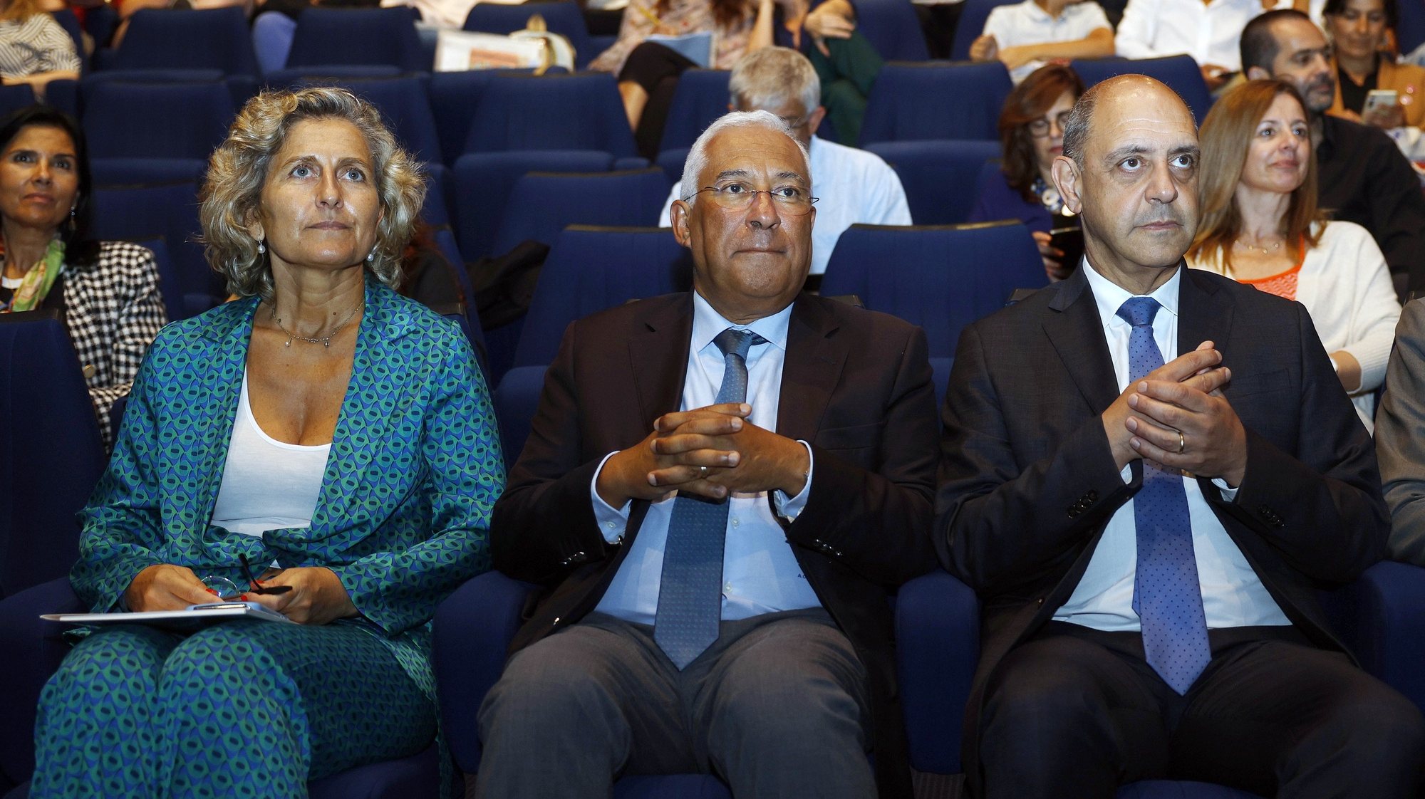 O primeiro-ministro, António Costa (C), ladeado pela ministra da Coesão Territorial, Ana Abrunhosa (E) e pelo ministro da Saúde, Manuel Pizarro (D), durante a sessão de encerramento da sessão &quot;Bairros saudáveis prestam contas&quot;, no Teatro Aberto, em Lisboa, 19 de junho de 2023. ANTÓNIO PEDRO SANTOS/LUSA