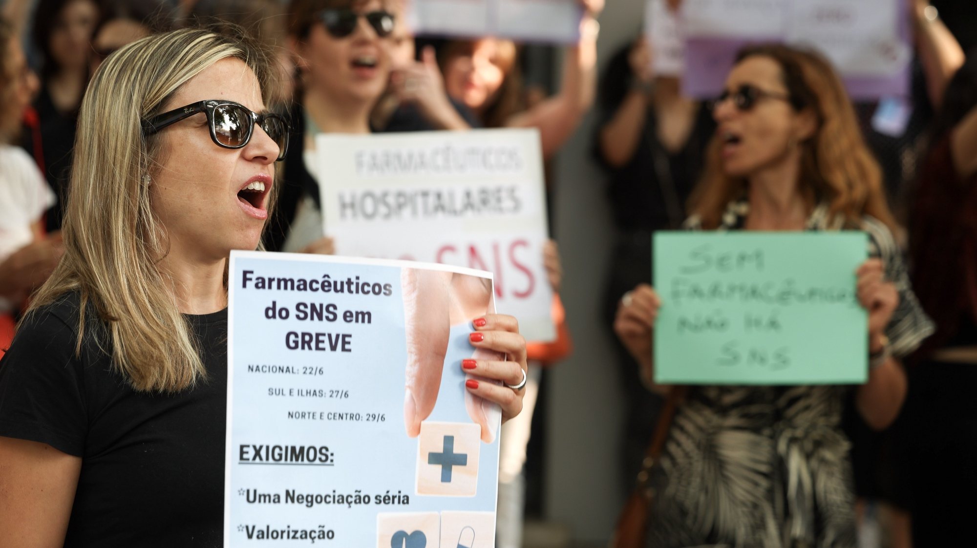 Cerca de meia centena de farmacêuticos do Serviço Nacional de Saúde participaram numa ação de protesto em frente ao Ministério da Saúde em Lisboa para assinalar o segundo dia de greve dos profissionais de saúde, 27 de junho de 2023. TIAGO PETINGA/LUSA