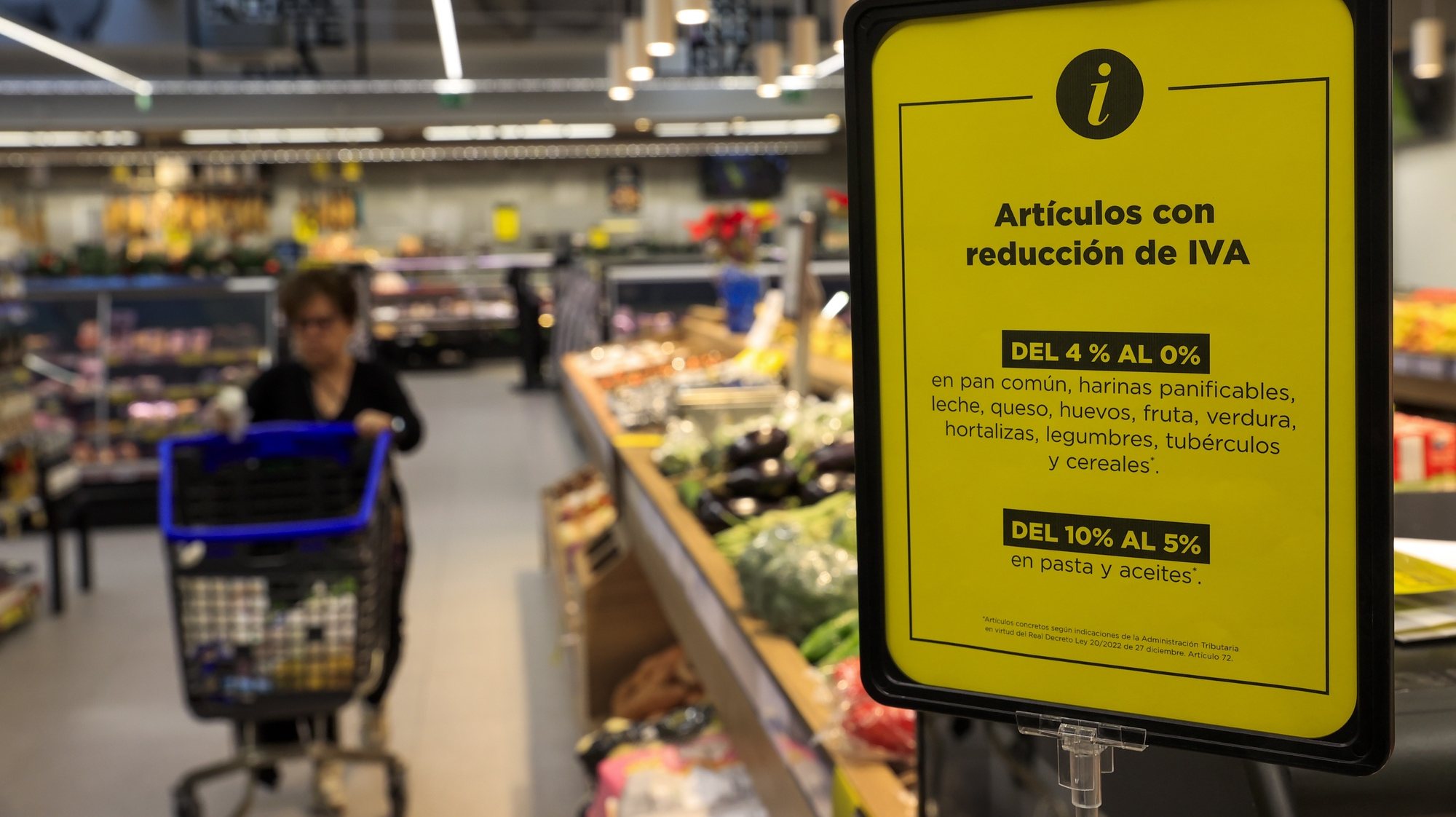 epa10386204 A sign informs about  price drops of basic food products inside a supermarket in Madrid, Spain, 02 January 2023. The Spanish government announced on 27th December 2022 a new package of measures worth some ten billion euros to ease the cost of living, including the abolition of value-added tax on basic goods.  EPA/ZIPI ARAGON