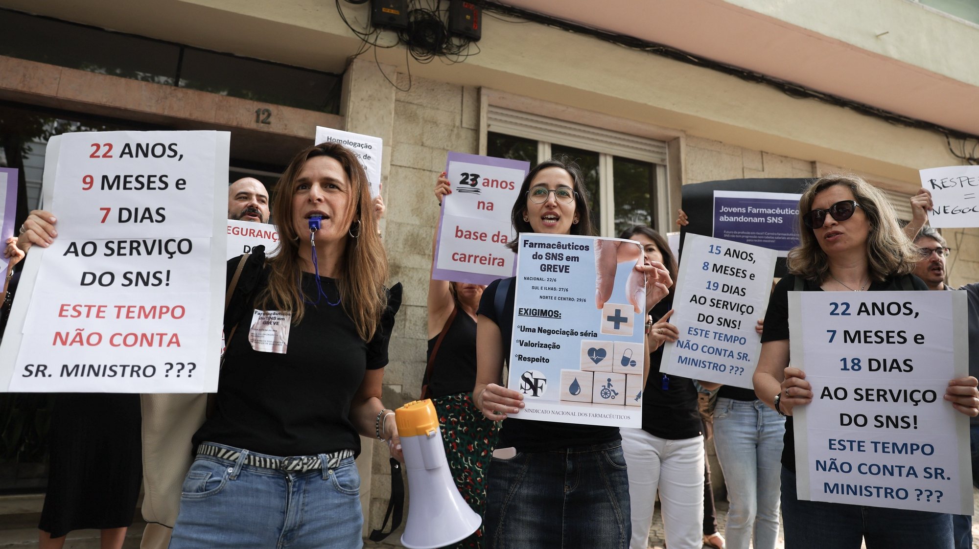 Cerca de meia centena de farmacêuticos do Serviço Nacional de Saúde participaram numa ação de protesto em frente ao Ministério da Saúde em Lisboa para assinalar o segundo dia de greve dos profissionais de saúde, 27 de junho de 2023. TIAGO PETINGA/LUSA