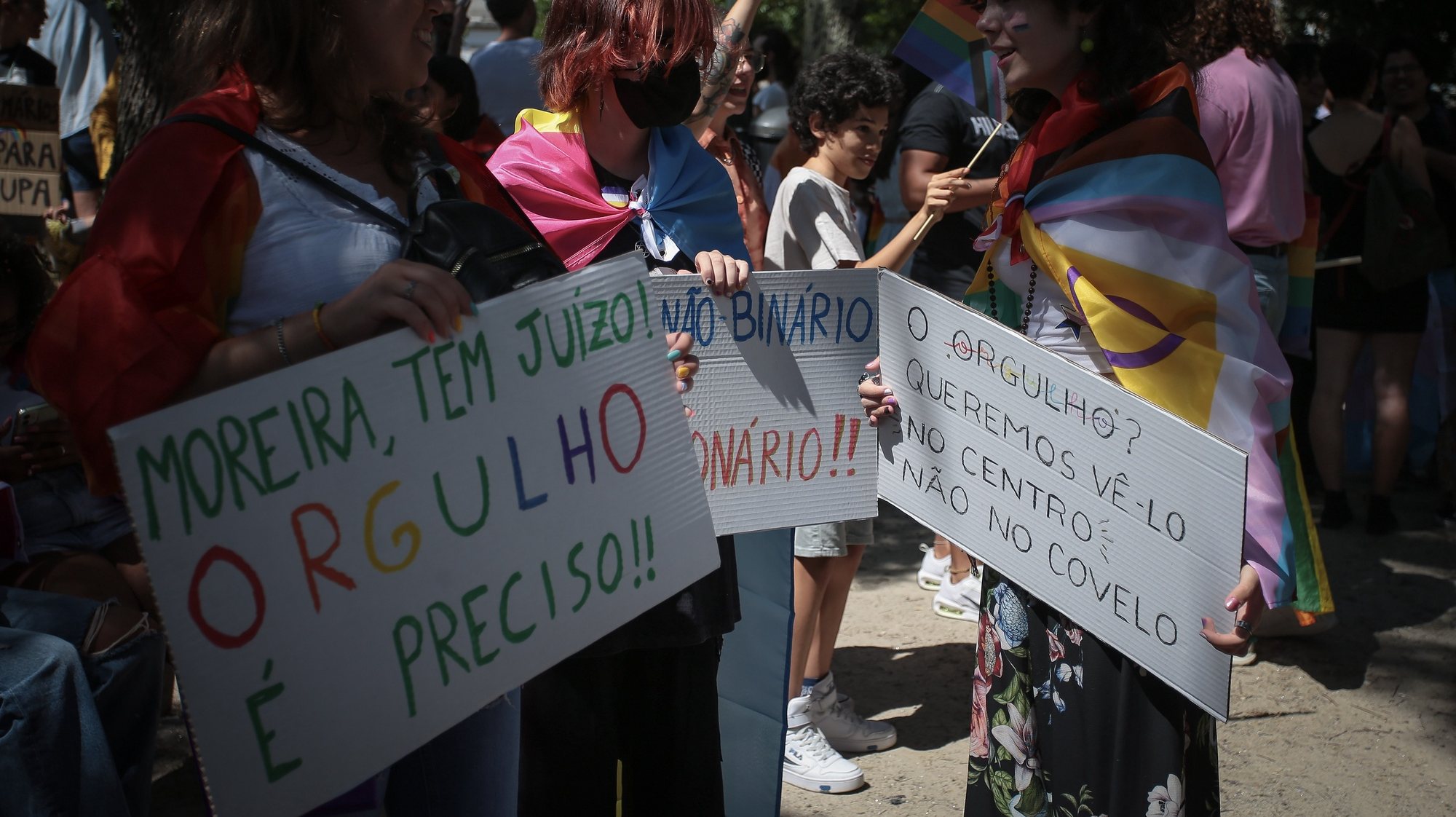 Participantes seguram cartazes durante a Marcha do Orgulho LGBTI+ do Porto com o lema desta edição: “Não há cura para a minha existência, só orgulho e resistência”, na praça da República, Porto, 08 de Julho de 2023. MANUEL FERNANDO ARAÚJO/LUSA