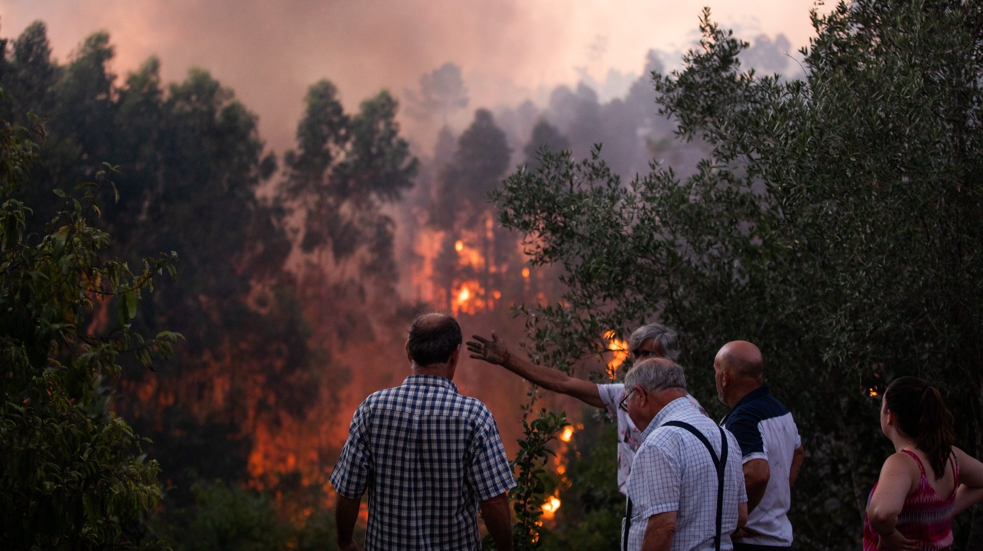 People watch the flames consuming the trees during a forest fire at Matas de Espite, Ourem, Portugal, 6th August 2023. PAULO CUNHA/LUSA