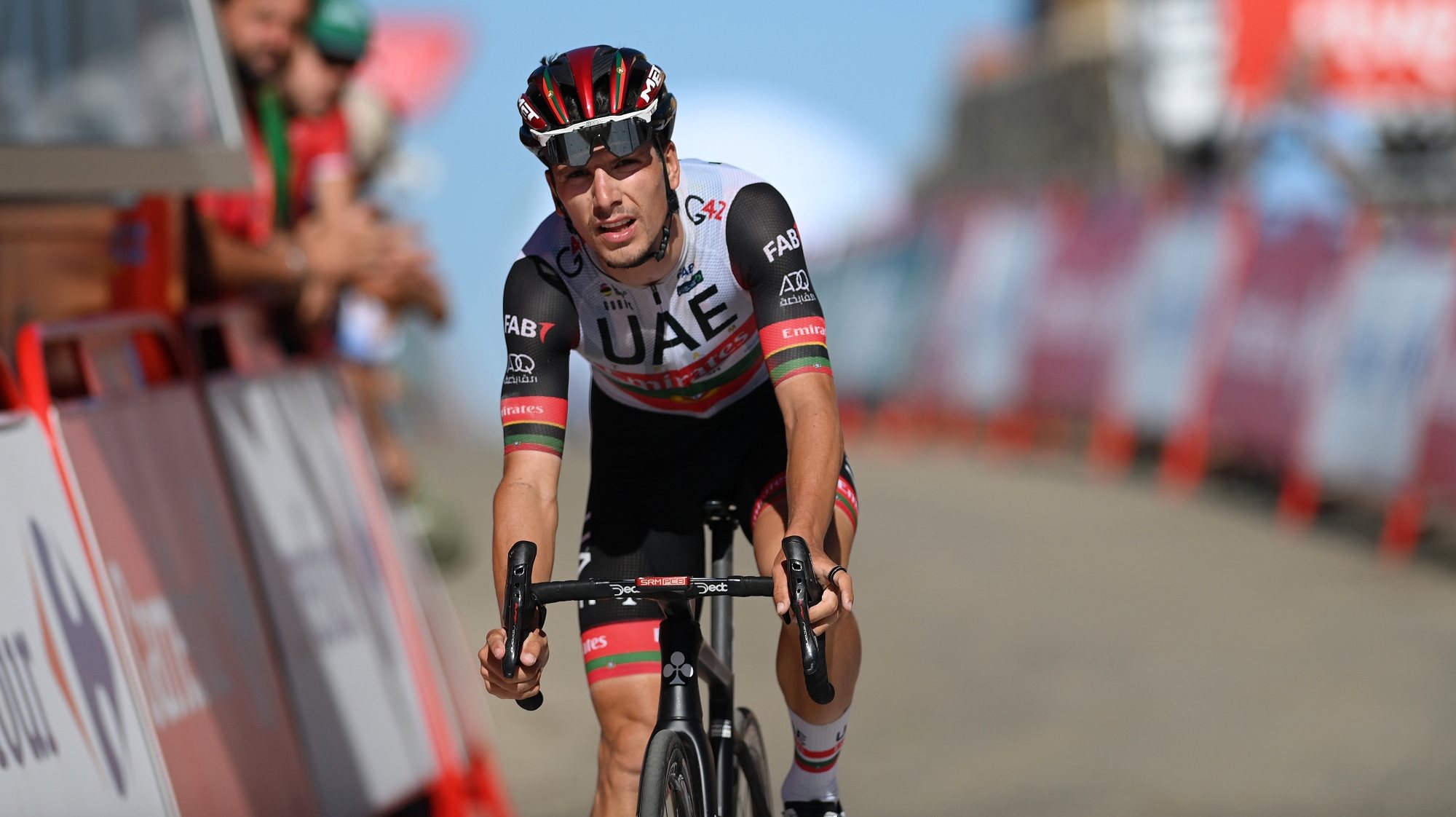 João Almeida terminou a última Vuelta, que assinalou a estreia na prova, na quinta posição atrás do companheiro da UAE Emirates Juan Ayuso, que foi terceiro atrás de Remco Evenepoel e Enric Mas