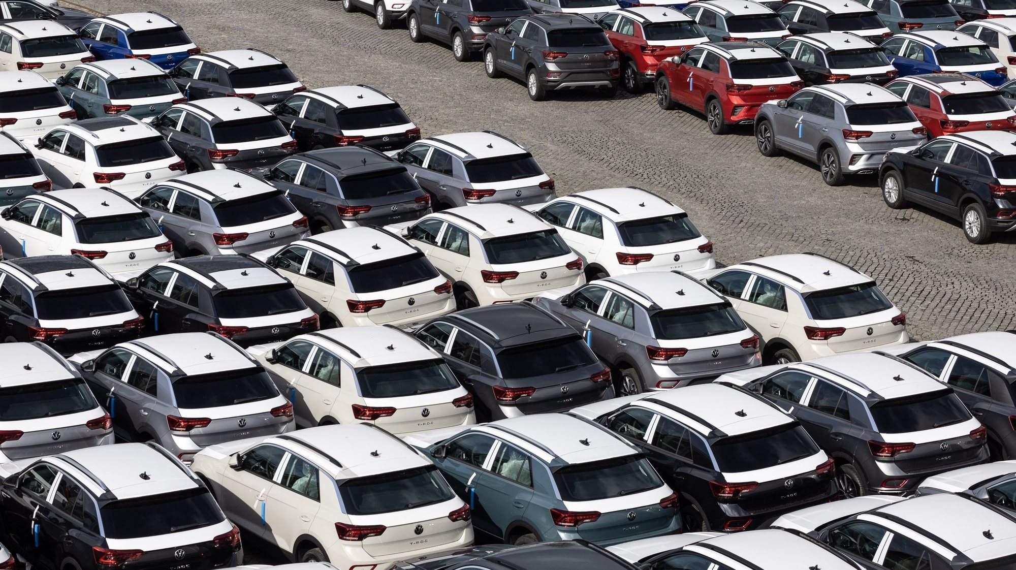 Veículos da Volkswagen, modelo T-Roc, provenientes da fábrica da Autoeuropa, em Palmela, aguardam no Terminal de Carga Geral e de Granéis de Leixões (TCGL) do porto de Leixões, Matosinhos, 13 de abril de 2023. JOSÉ COELHO/LUSA