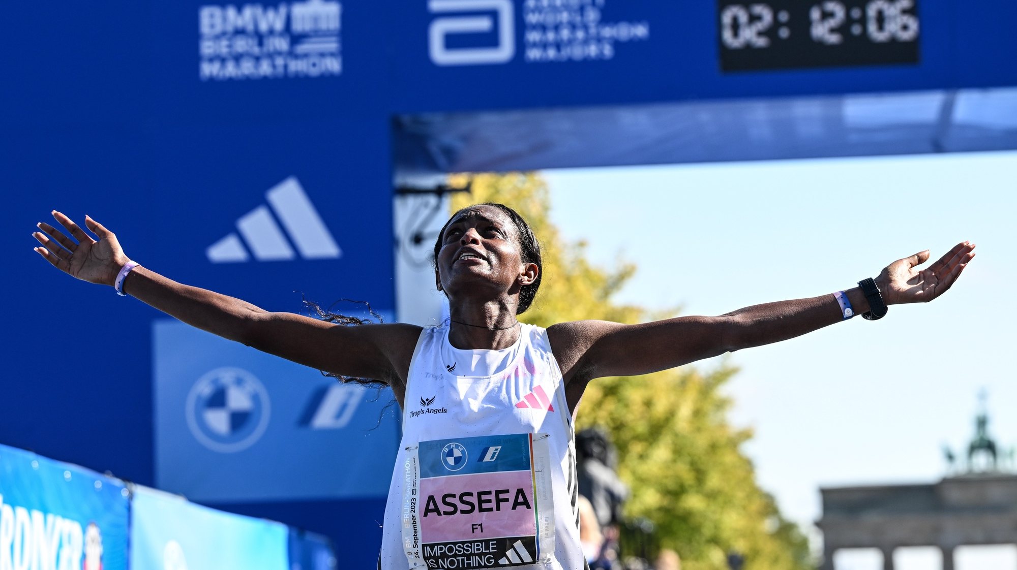 epa10880180 Tigst Assefa of Ethiopia celebrates after winning the women&#039;s race of the Berlin Marathon 2023, in Berlin, Germany, 24 September 2023.  EPA/Filip Singer