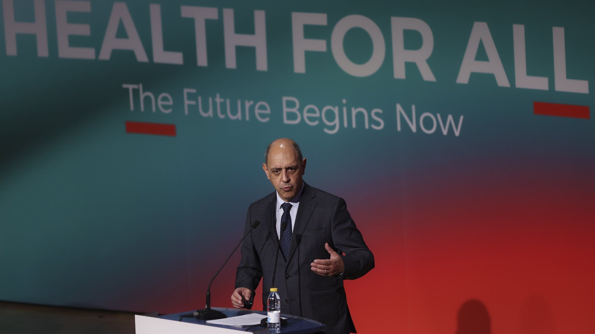 O ministro da Saúde, Manuel Pizarro, discursa durante a sessão de abertura do Global Health Forum, no Centro de Congressos do Estoril em Cascais, 29 de setembro de 2023. FILIPE AMORIM/LUSA