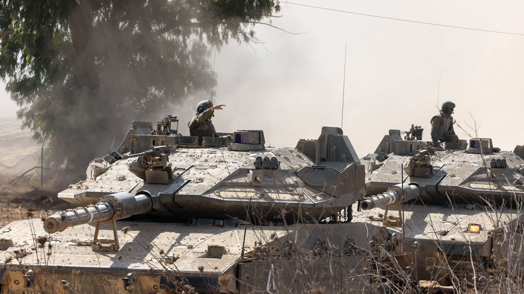 Soldados em carros de combate estacionados em Sderot, Israel, 13 de outubro de 2023. Forças blindadas israelitas estavam hoje concentradas nos arredores de Sderot, a pouco mais de cinco quilómetros a leste da Faixa de Gaza, enquanto era visível a saída de civis da cidade do sul de Israel. MANUEL DE ALMEIDA/LUSA