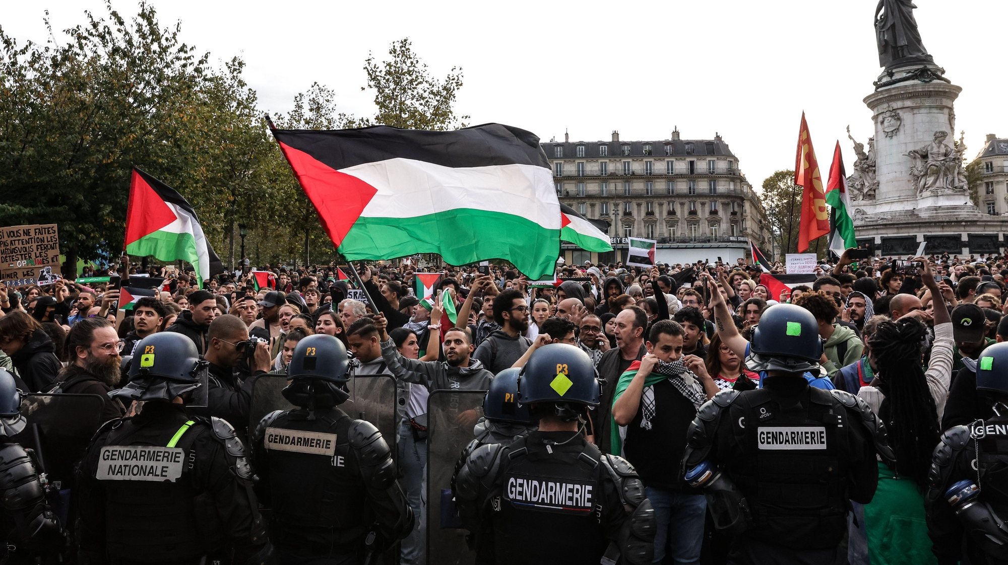 epa10915392 Riot forces surround people at banned demonstration in support of the Palestinian people on Republic Square in Paris, France, 12 October 2023. Several hundred people took part in the vigil that had been banned by the police prefecture on 11 October. Thousands of Israelis and Palestinians have been killed since the militant group Hamas launched an unprecedented attack on Israel from the Gaza Strip on October 7, 2023, prompting Israeli retaliatory strikes against the Palestinian enclave.  EPA/TERESA SUAREZ