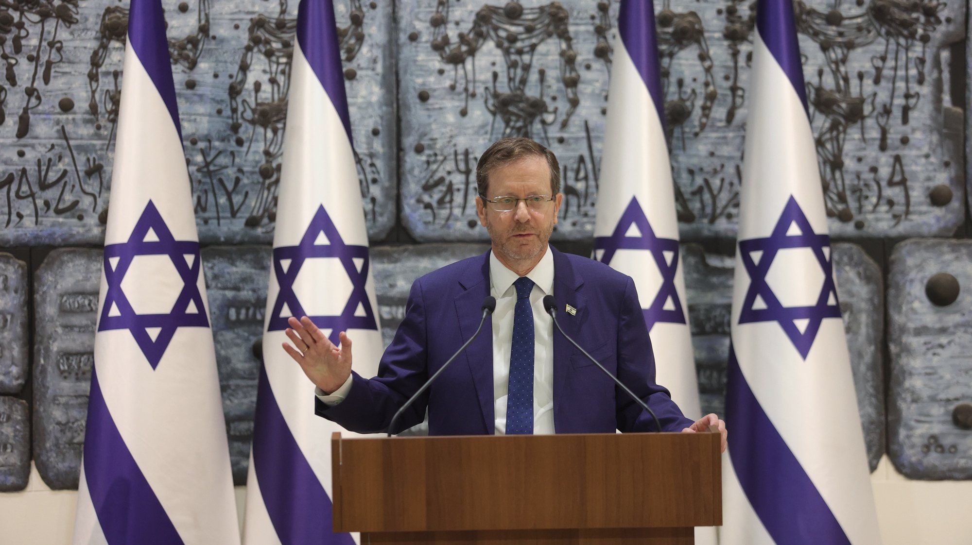 epa10914459 Israeli President Isaac Herzog hold a briefing for foreign journalists on Israel&#039;s war on Hamas at the presidential residence in Jerusalem, 12 October 2023. More than 1,200 Israelis have been killed and over 2,800 others injured, according to the Israel Defense Forces (IDF), since the Islamist movement Hamas launched attacks on Israel from the Gaza Strip on 07 October. More than 3,000 people, including 1,500 militants from Hamas, have been killed and thousands injured in both Gaza and Israel since the conflict erupted, according to Israeli military sources and Palestinian officials.  EPA/ABIR SULTAN
