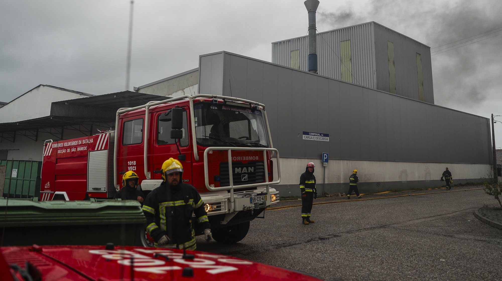 Bombeiros combatem incêndio em fábrica de plástico Compogal Indústria de Polímeros, SA, na zona urbana de Leiria, 02 de novembro de 2023. PAULO CUNHA/LUSA