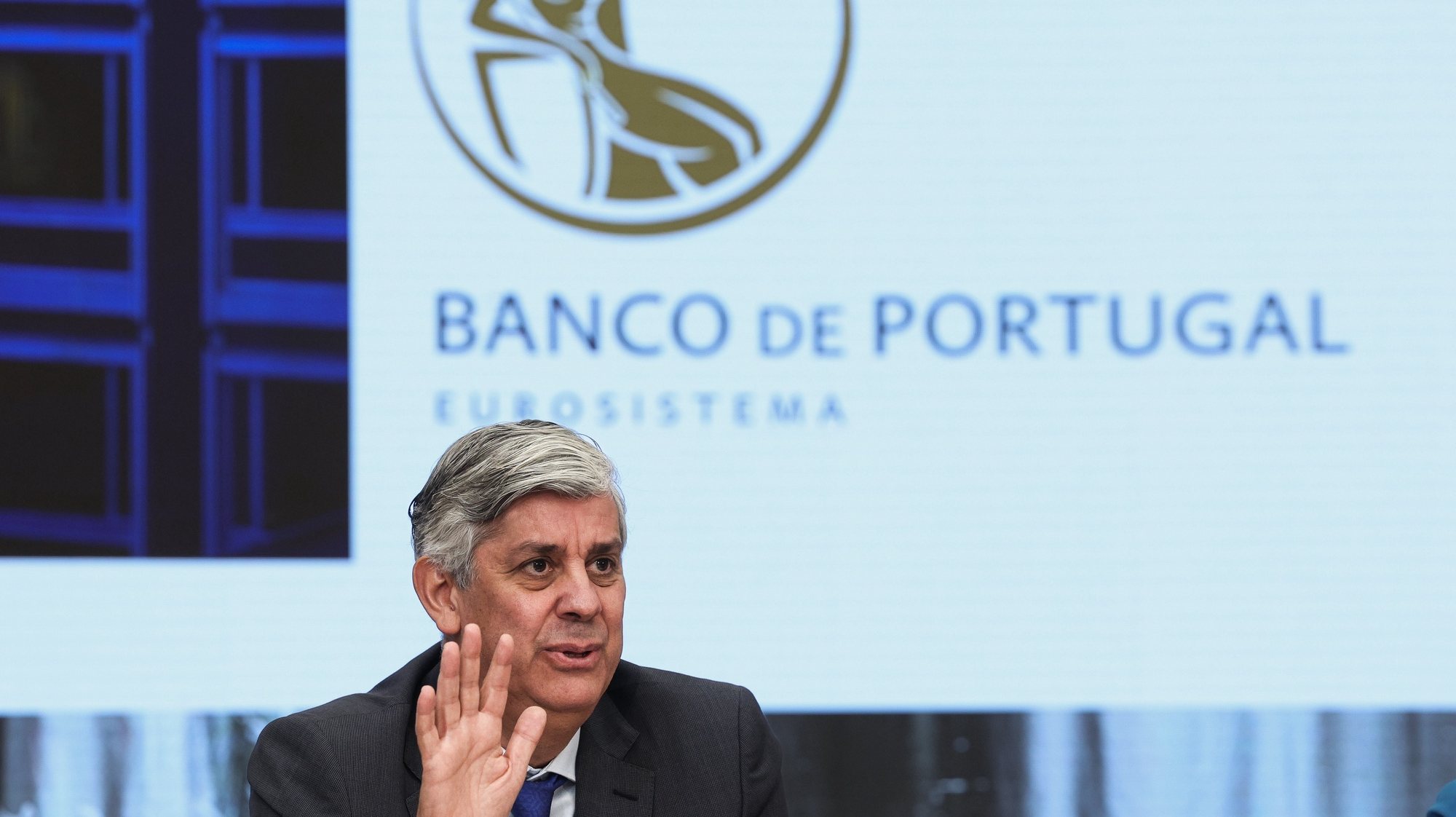 O governador do Banco de Portugal (BdP), Mário Centeno, participa na conferência de imprensa de apresentação do Relatório de Estabilidade Financeira de novembro de 2023, na sede da instituição bancária em Lisboa, 22 de novembro de 2023. TIAGO PETINGA/LUSA