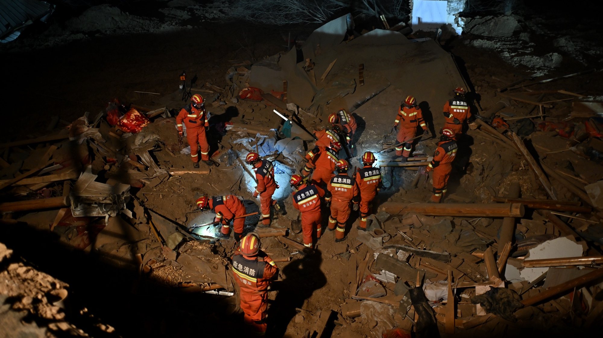 Esforços de resgate prosseguem no noroeste da China após sismo que fez 131 mortos