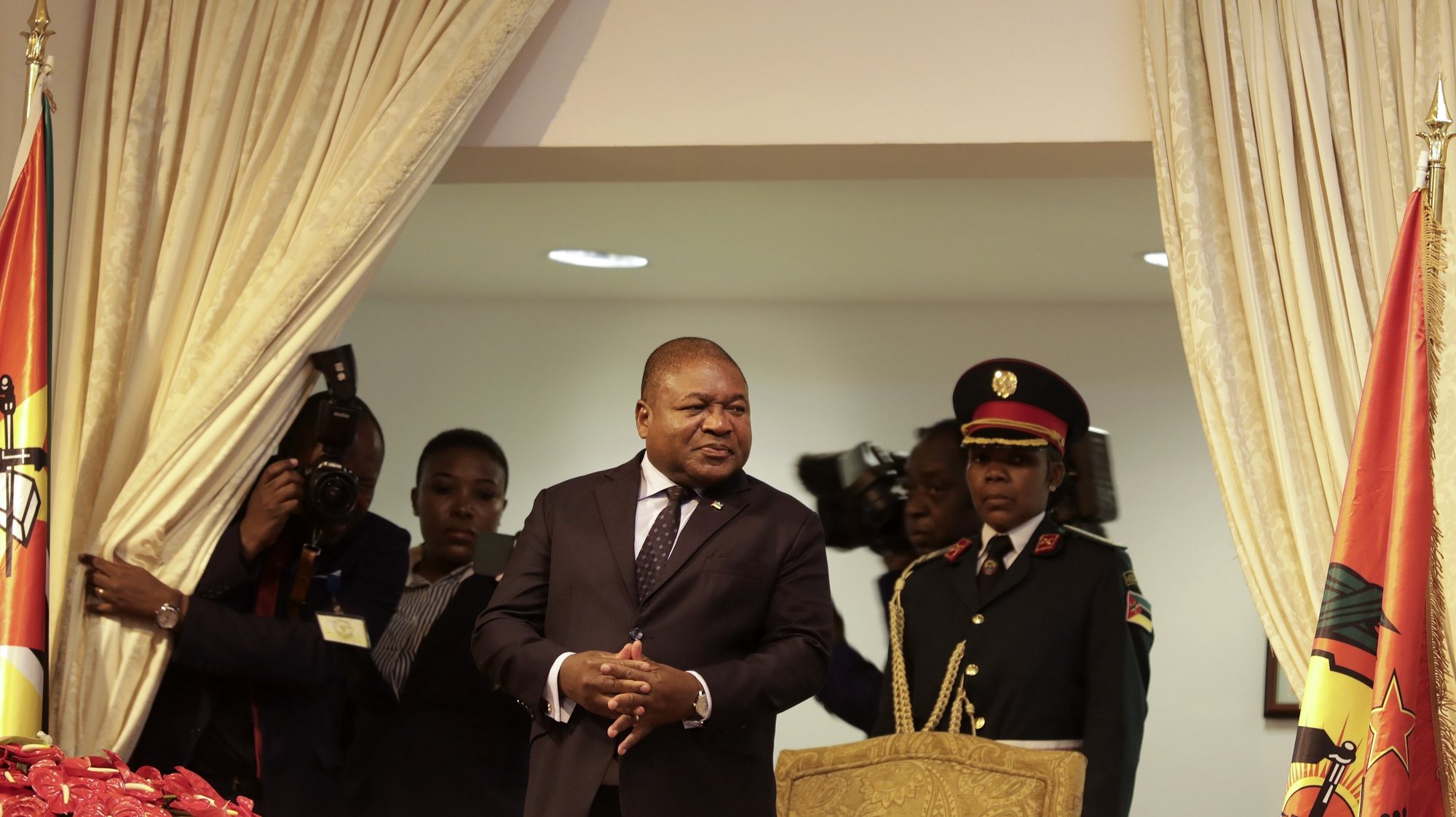 O Presidente de Moçambique, Filipe Nyusi, à chegada para a apresentação do relatório anual sobre o estado da nação no parlamento, em Maputo, Moçambique, 20 de dezembro de 2023. LUÍSA NHANTUMBO/LUSA