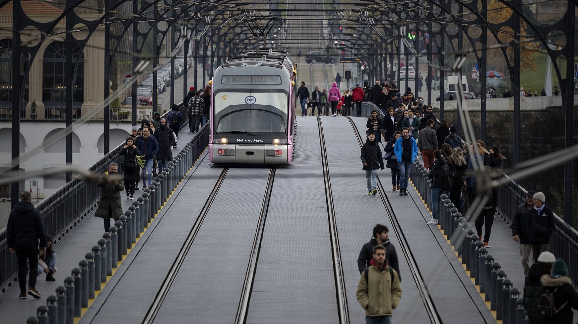 O metro passa a ponte D. Luís no Porto, 5 de dezembro de 2022. O Metro do Porto celebra este mês o seu 20º Aniversário. (ACOMPANHA TEXTO DE 06 DE DEZEMBRO DE 2022). JOSÉ COELHO/LUSA