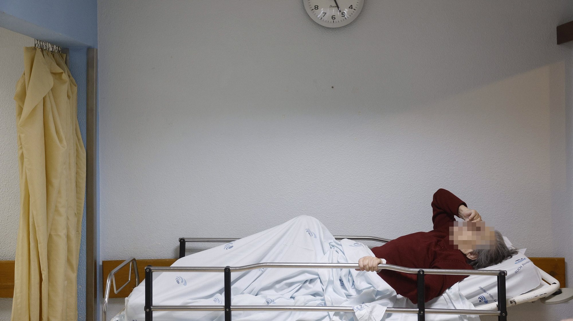 Paciente numa maca no serviço de urgência do Hospital de Abrantes, Centro Hospitalar Médio Tejo (CHMT), em Abrantes, 28 de dezembro de 2023. ANTÓNIO PEDRO SANTOS/LUSA