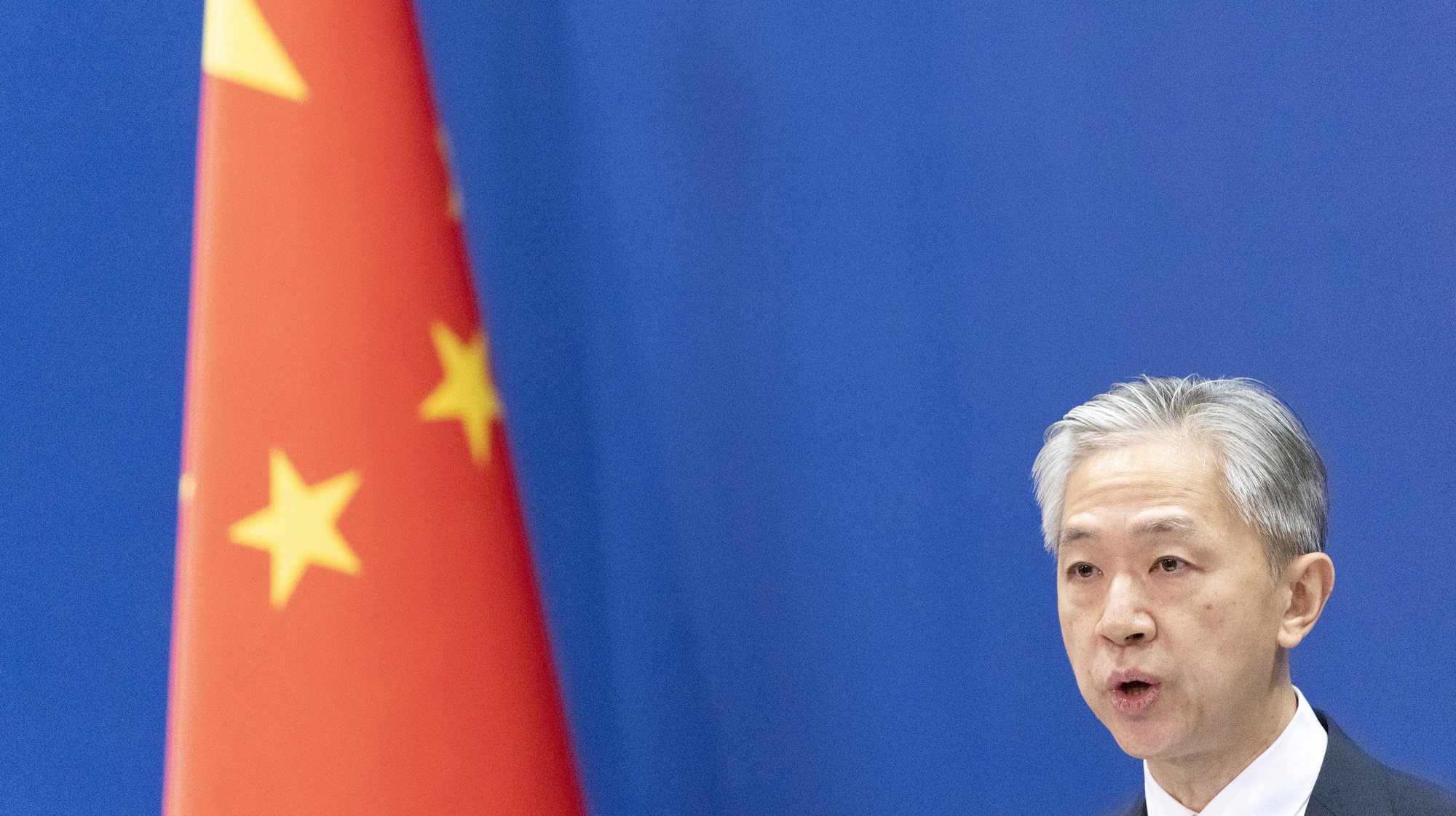 A China pediu esta sexta-feira “calma e contenção a todas as partes”