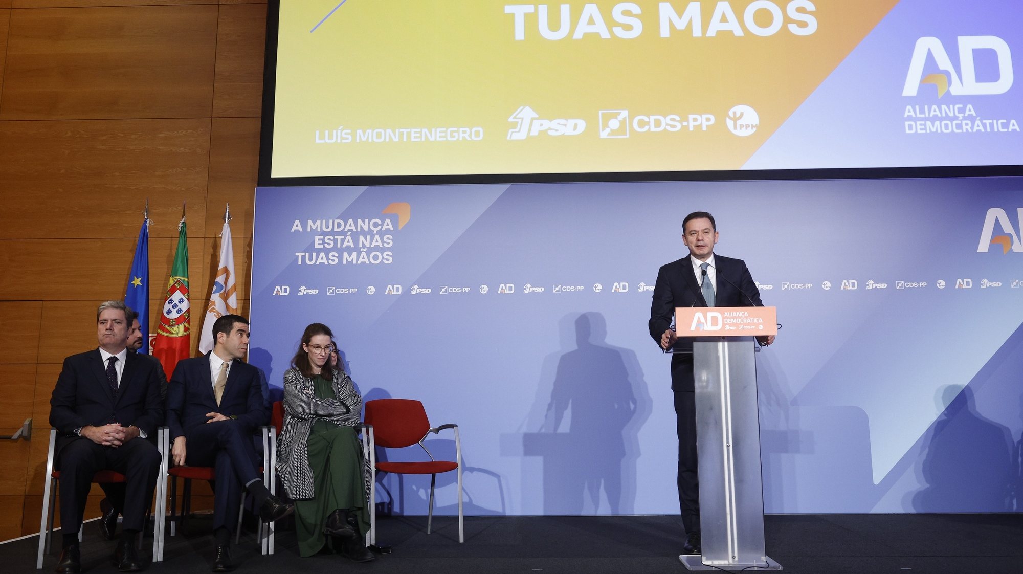 O presidente do Partido Social Democrata (PSD) e líder da Aliança Democrática (AD), Luis Montenegro, apresenta o programa económico para as eleições de 10 de março, em Lisboa, 24 de janeiro de 2024. ANTÓNIO PEDRO SANTOS/LUSA