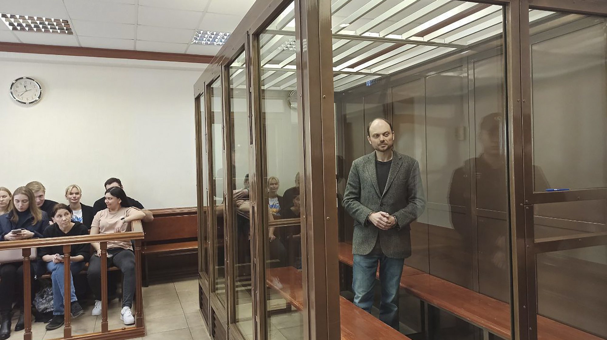 epa10576623 A handout picture made available by Moscow City Сourt press service shows Russian opposition activist Vladimir Kara-Murza in the cage during the verdict announcement in the Moscow City court in Moscow, Russia, 17 April 2023. The Moscow City Court sentenced Russian opposition activist and journalist Vladimir Kara-Murza to 25 years in a strict regime colony in the case of high treason, cooperation with an undesirable organization and the spread of &#039;false&#039; information about the actions of the Russian Armed Forces.  EPA/MOSCOW CITY COURT PRESS-SERVICE/HANDOUT HANDOUT HANDOUT EDITORIAL USE ONLY/NO SALES HANDOUT EDITORIAL USE ONLY/NO SALES