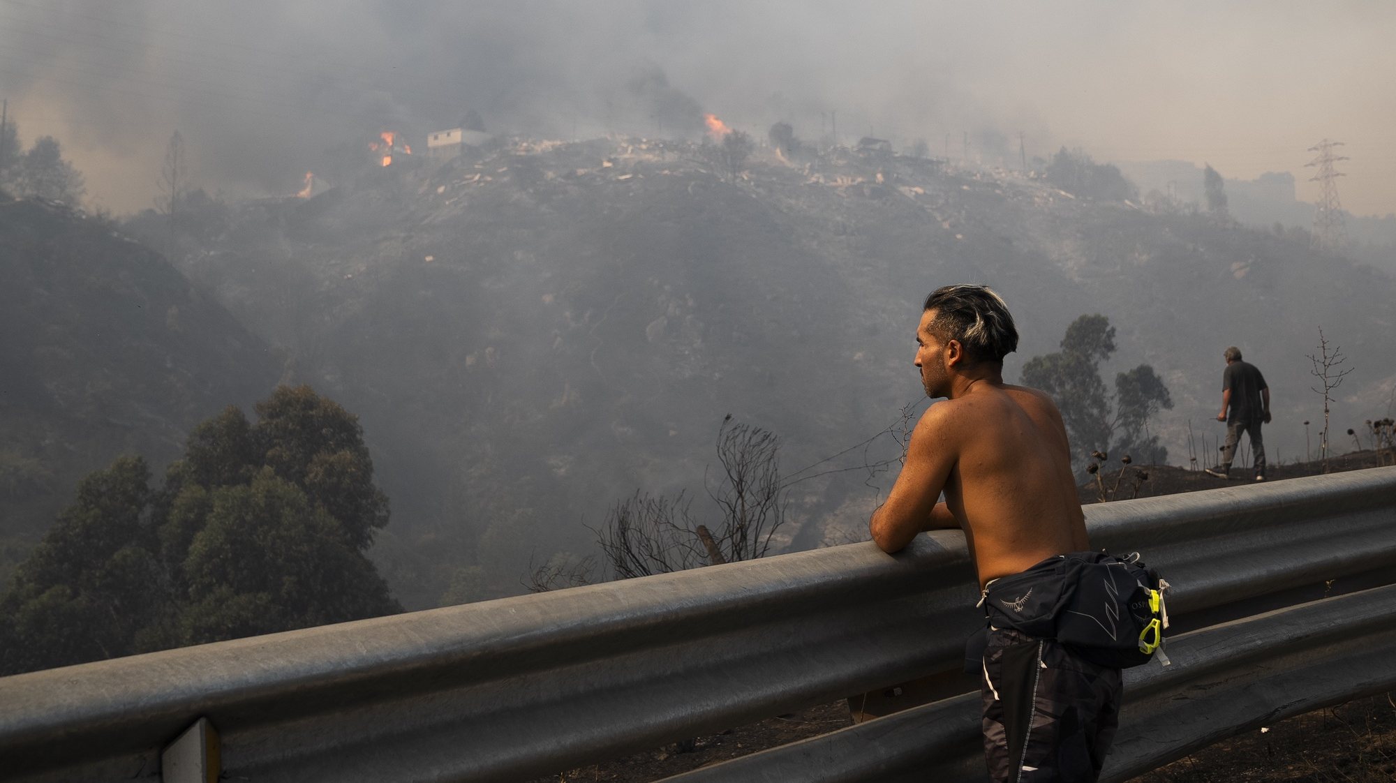 epa11124884 People observe the forest fires affecting the Beagle Channel area, Vina del Mar, Valparaiso Region, Chile, 03 February 2024. The fires in the central region of ValparaÃ­so have caused at least 19 deaths, according to official reports.  EPA/ADRIANA THOMASA