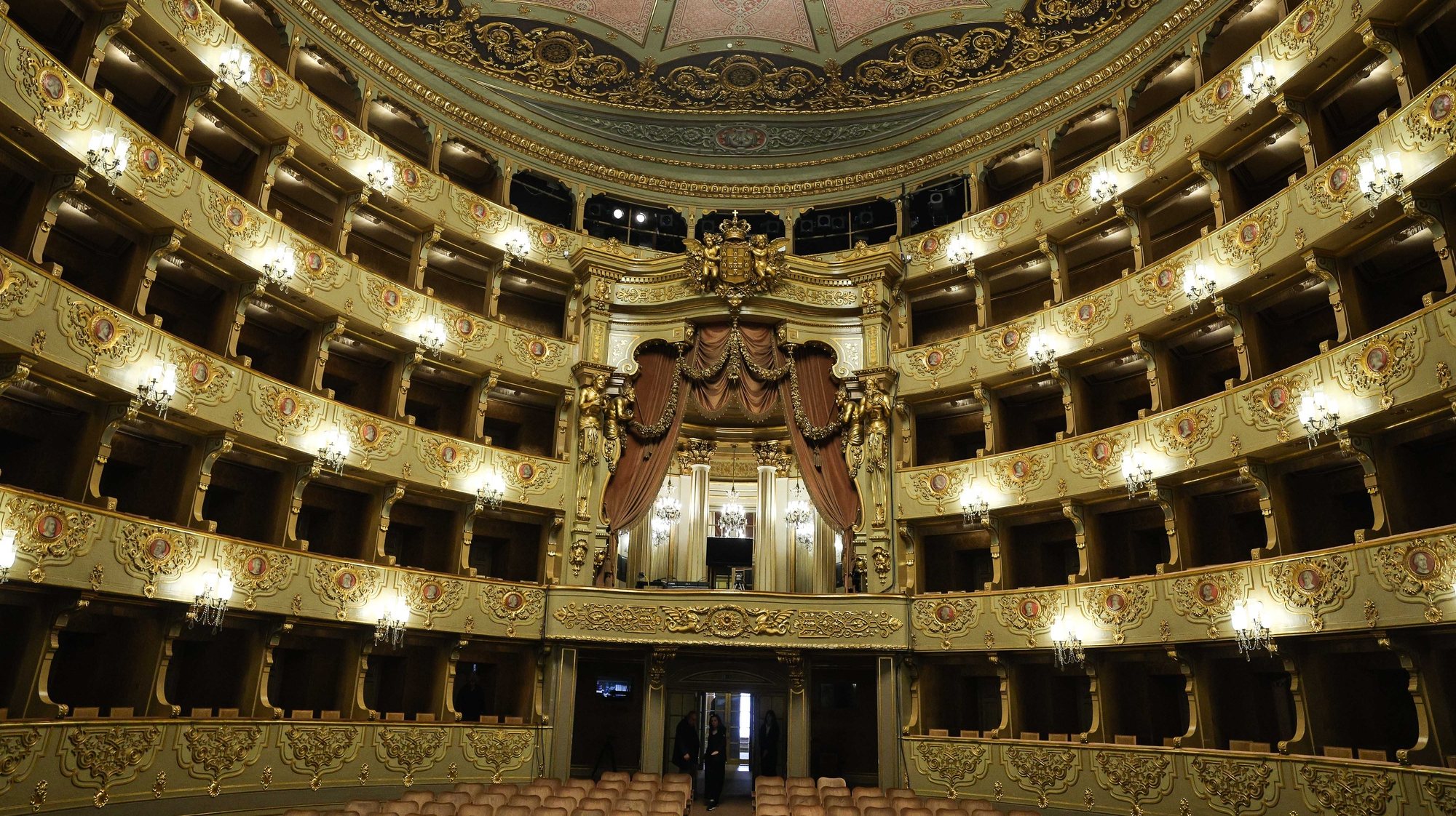 A sala principal do Teatro Nacional de São Carlos que sofreu um processo de modernização, foi hoje visitada pelo ministro da Cultura, Pedro Adão e Silva, Lisboa, 06 de fevereiro de 2024. TIAGO PETINGA/LUSA