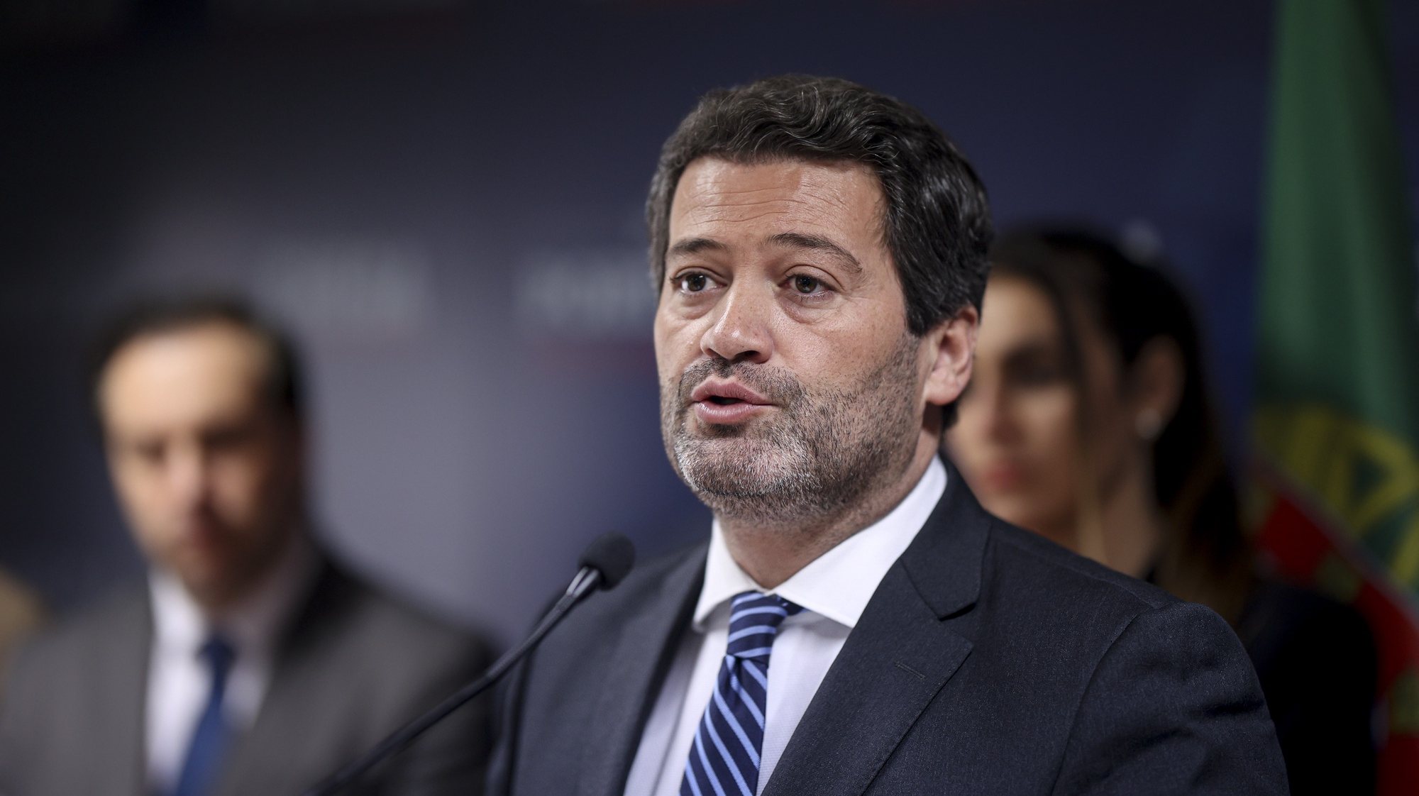O presidente do Chega, André Ventura (C), apresenta o programa eleitoral do Chega na sede do partido, em Lisboa, 08 de fevereiro de 2024. FILIPE AMORIM/LUSA