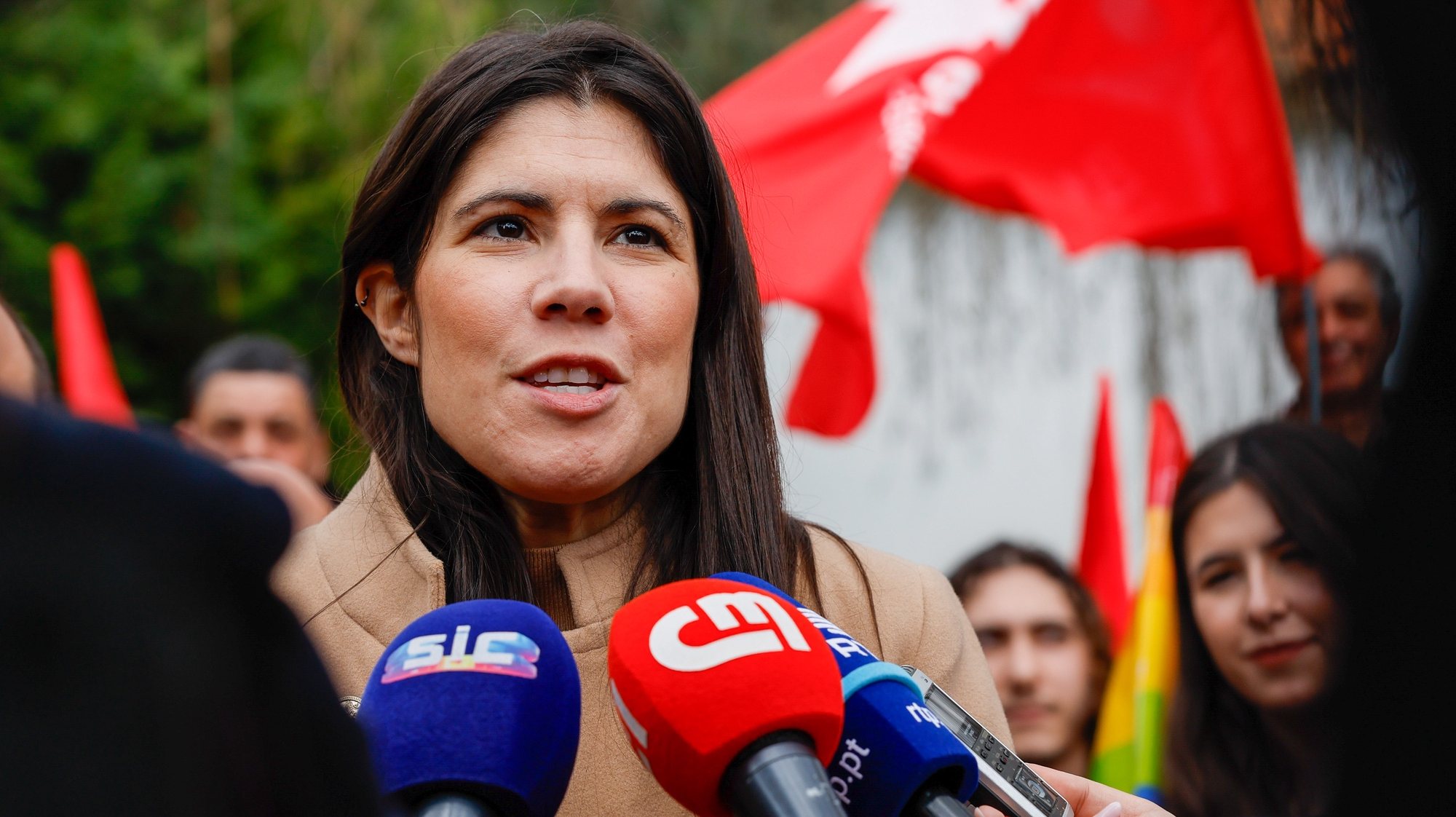 A coordenadora do Bloco de Esquerda, (BE), Mariana Mortágua, fala  com os jornalistas durante um almoço-comício, em Loulé, 24 de fevereiro de 2024. LUÍS FORRA/LUSA