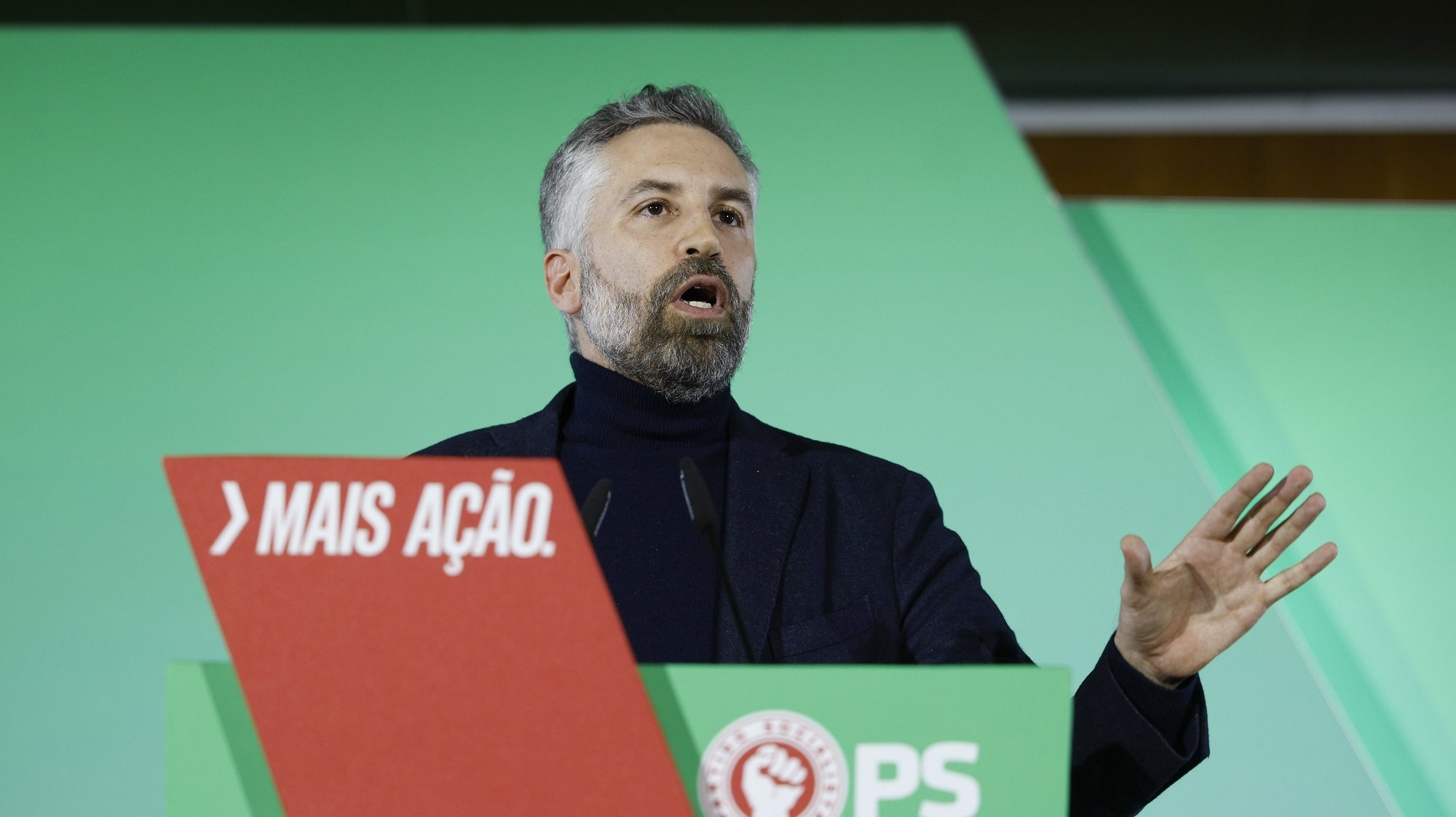 O secretário-geral do Partido Socialista (PS), Pedro Nuno Santos, intervém durante um comício em Viseu, 24 de fevereiro de 2024. ANTÓNIO PEDRO SANTOS/LUSA
