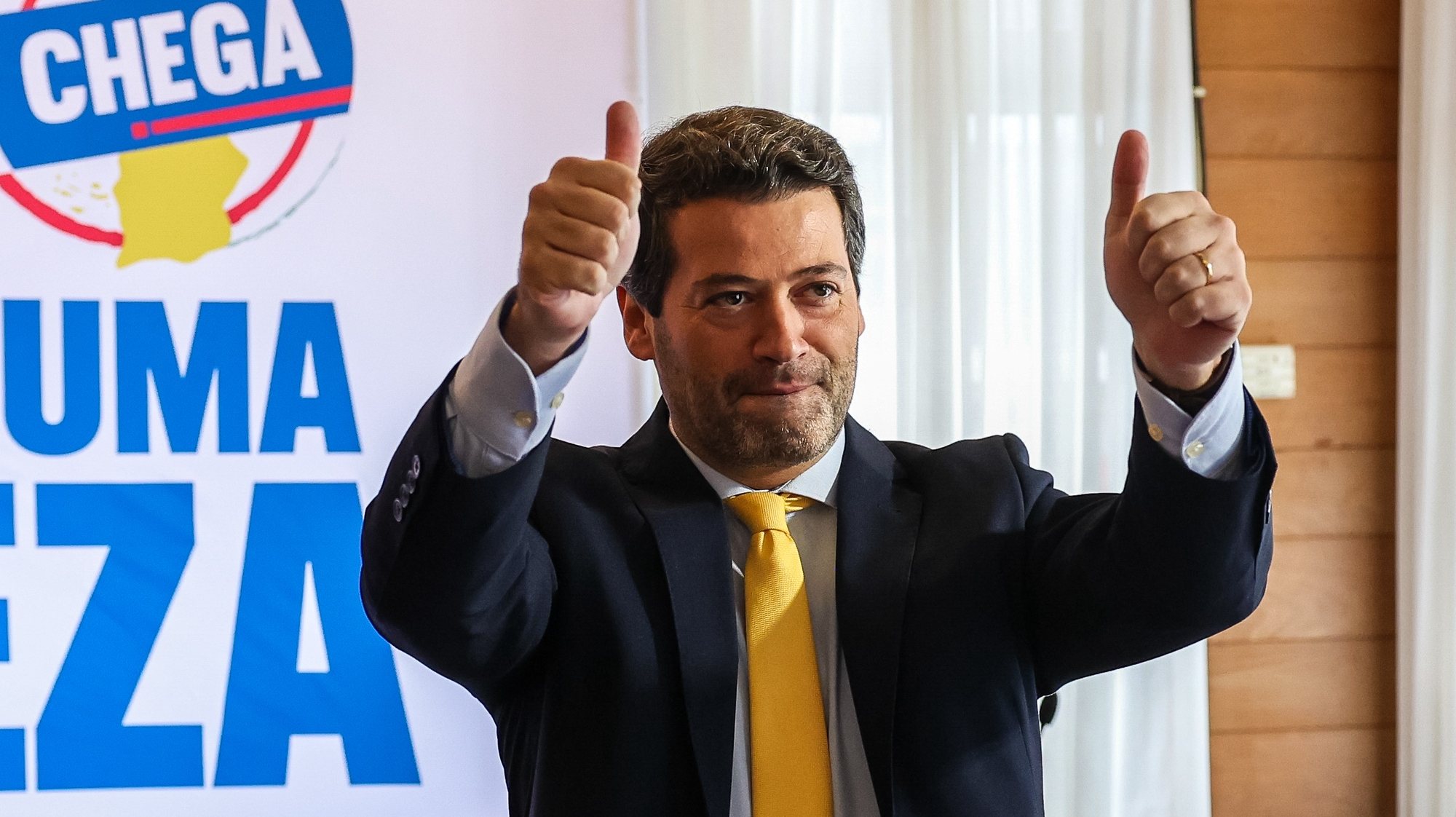 O presidente do Chega, André Ventura, gesticula durante um comício do partido para as eleições legislativas de 10 de março, num hotel em Aveiro, 26 de fevereiro de 2024. PAULO NOVAIS/LUSA