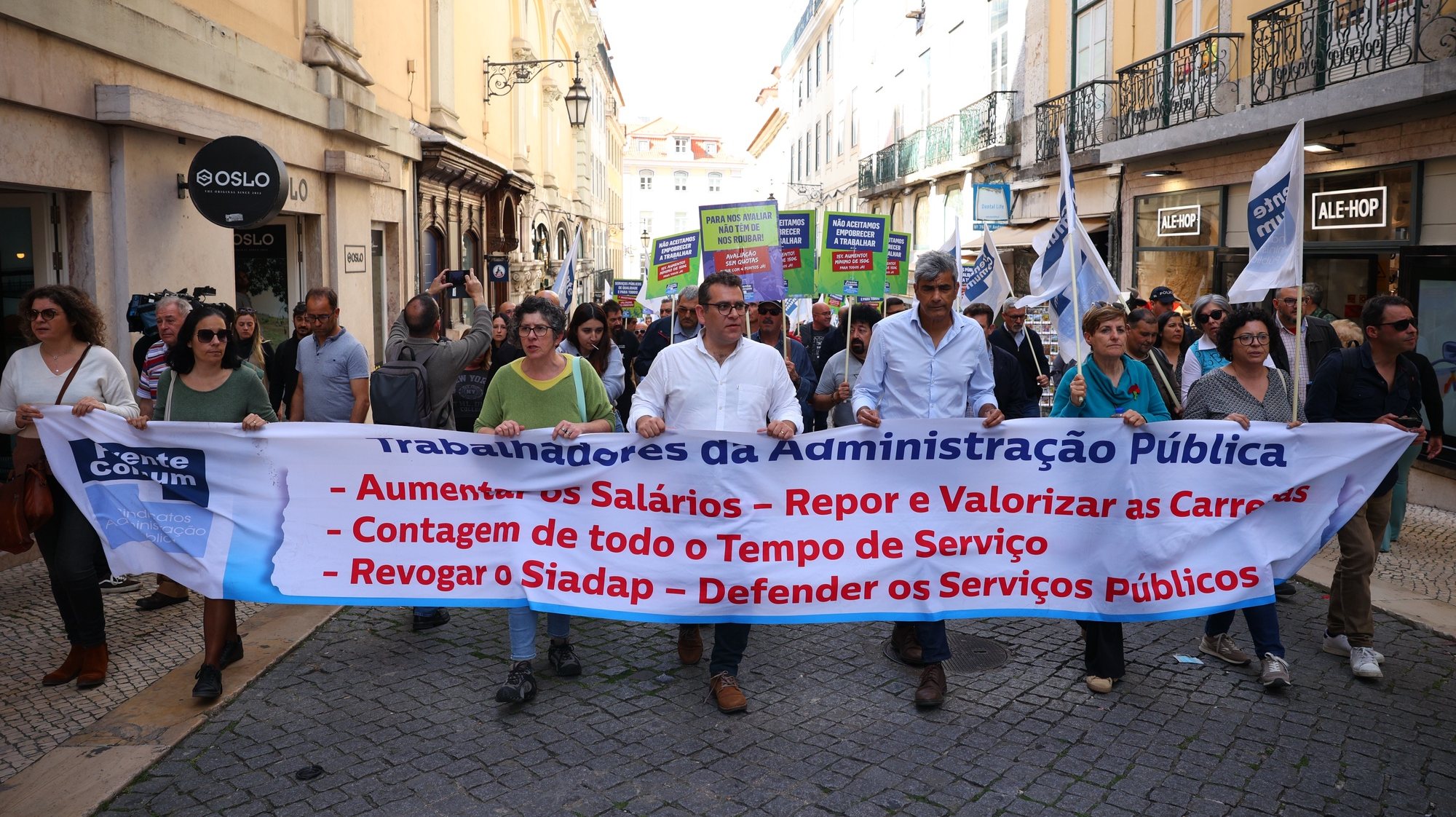 O coordenador da Frente Comum, Sebastião Santana (C), participa no protesto para reivindicarem o aumento imediato dos salários e a resposta à Proposta Reivindicativa Comum, em Lisboa, 19 de março de 2024. ANTÓNIO COTRIM/LUSA