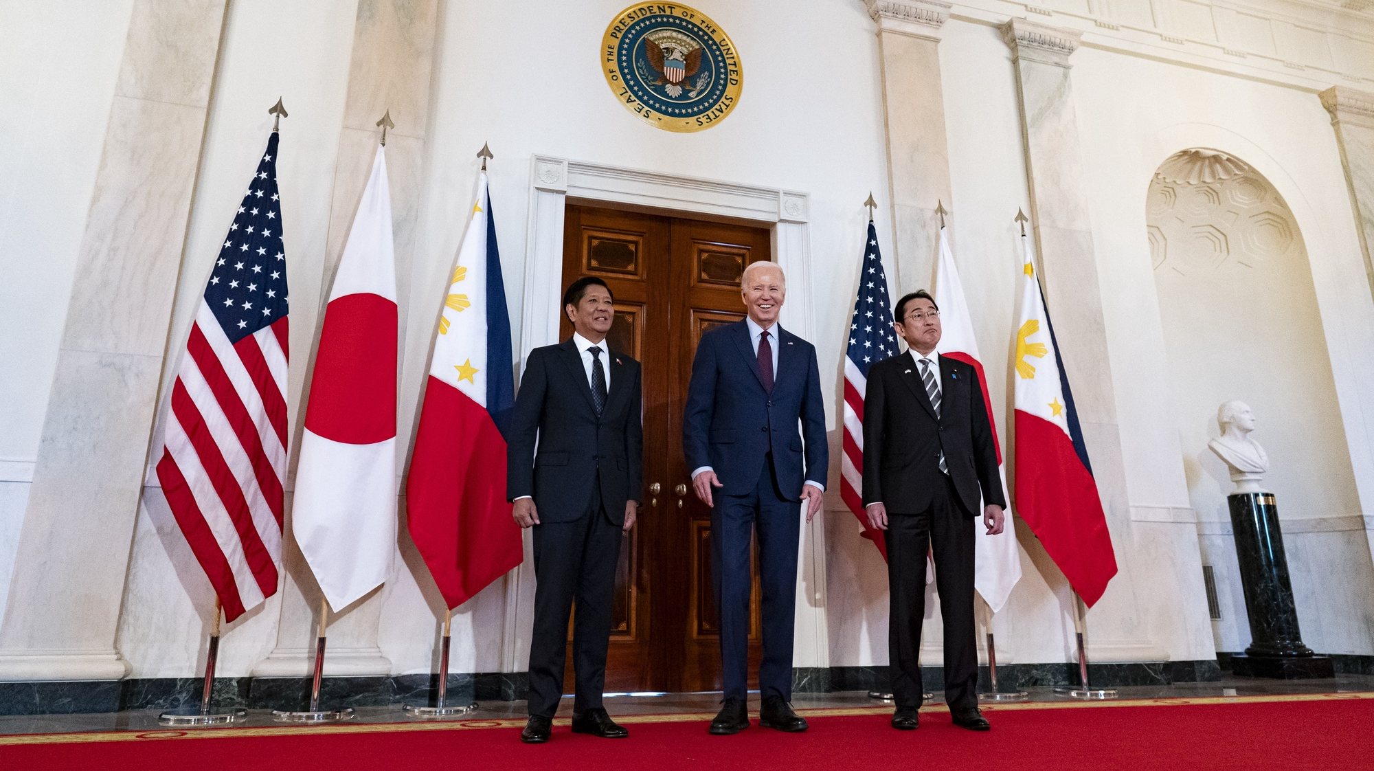 Num aviso dirigido a Pequim, Biden comprometeu-se durante a cimeira a defender as Filipinas em caso &quot;de ataque&quot; no mar do sul da China
