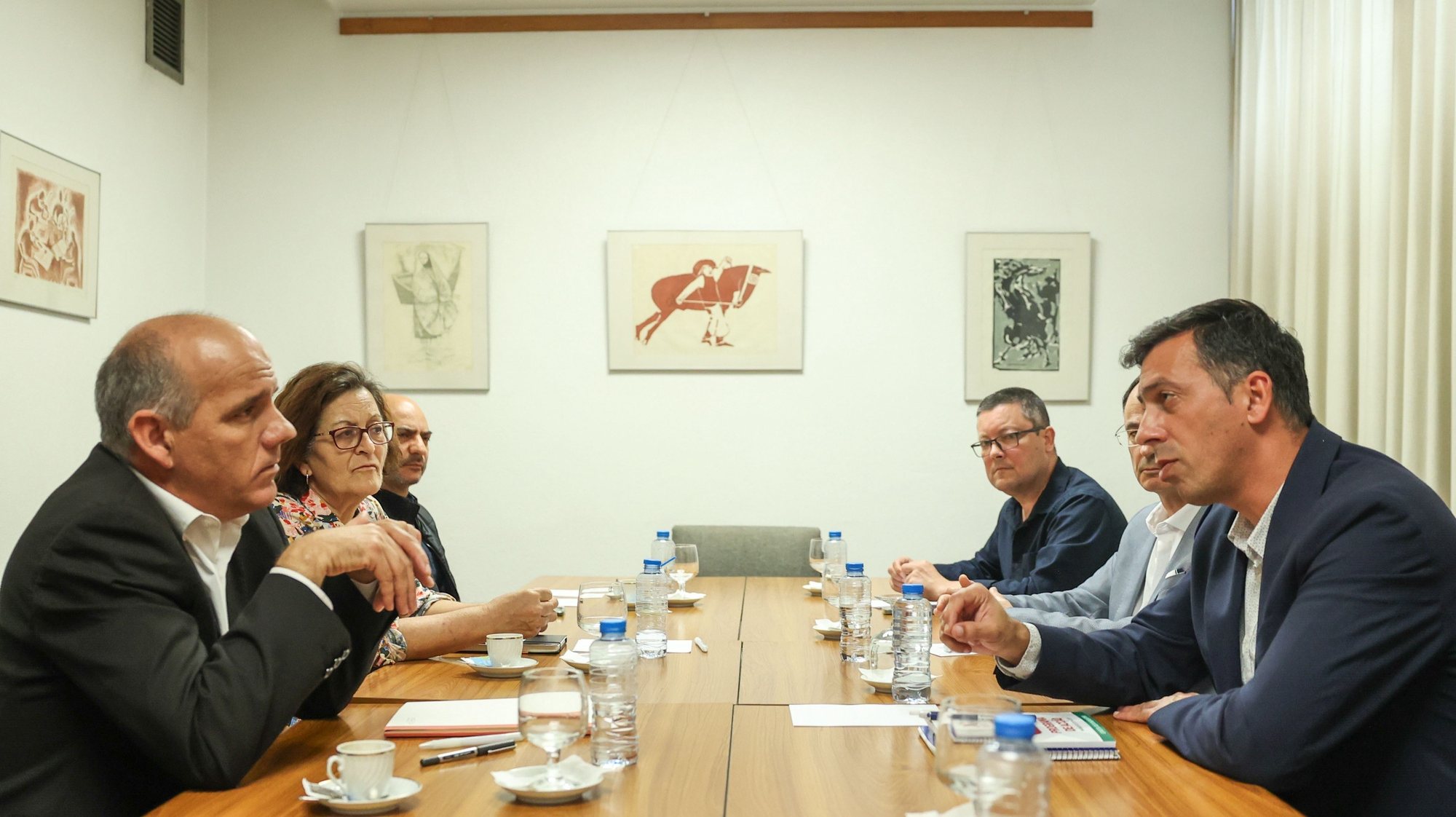 O secretário-geral do Partido Comunista Português (PCP), Paulo Raimundo (E), participa numa reunião com uma delegação da CGTP-IN, liderada pelo o secretário-geral, Tiago Oliveira (D), na sede do PCP, em Lisboa, 17 de abril de 2024. MANUEL DE ALMEIDA/LUSA