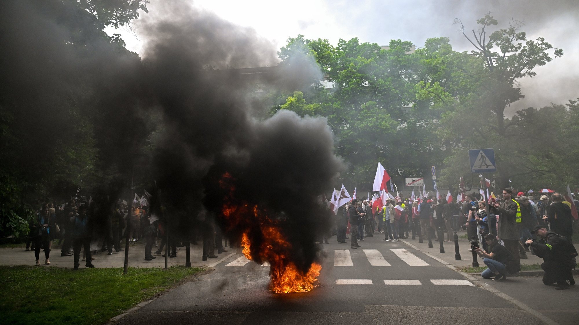 epa11331260 Demonstrators burn tires as they take part in a protest, organized by the &#039;Solidarnosc&#039; trade union, against the &#039;Green Deal&#039; on the streets of Warsaw, Poland, 10 May 2024. The demonstration, under the slogan &#039;Down with the Green Deal&#039;, has been organized by NSZZ &#039;Solidarity &#039; and NSZZ Individual Farmers &#039;Solidarity&#039; to protest increasing EU environmental regulations on farmers.  EPA/RADEK PIETRUSZKA POLAND OUT