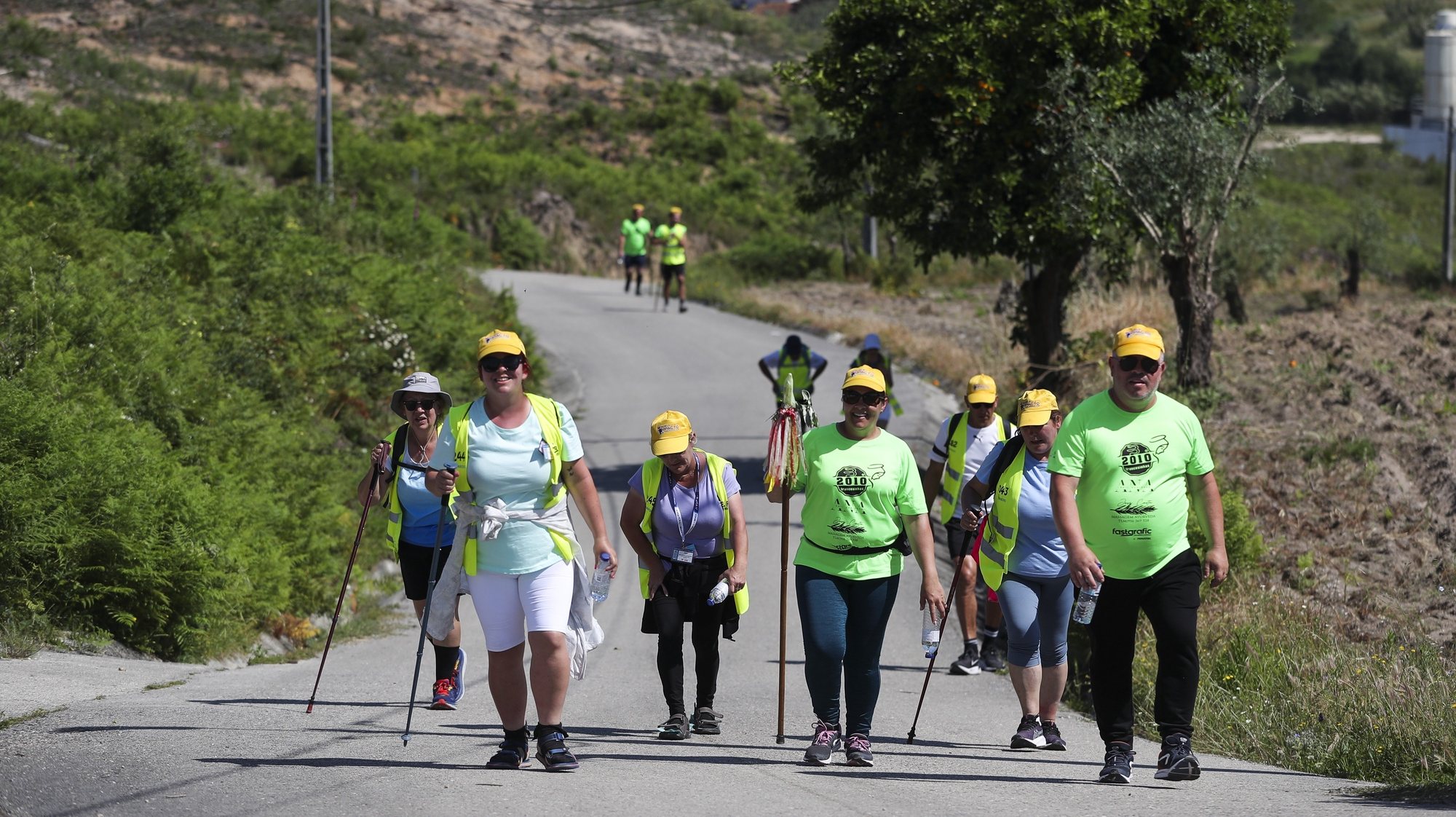 Peregrinos a pé caminham em direção ao santuário de Fátima para as celebrações religiosas de 12 e 13 de maio, Leiria, 10 de maio de 2024. PAULO CUNHA/LUSA