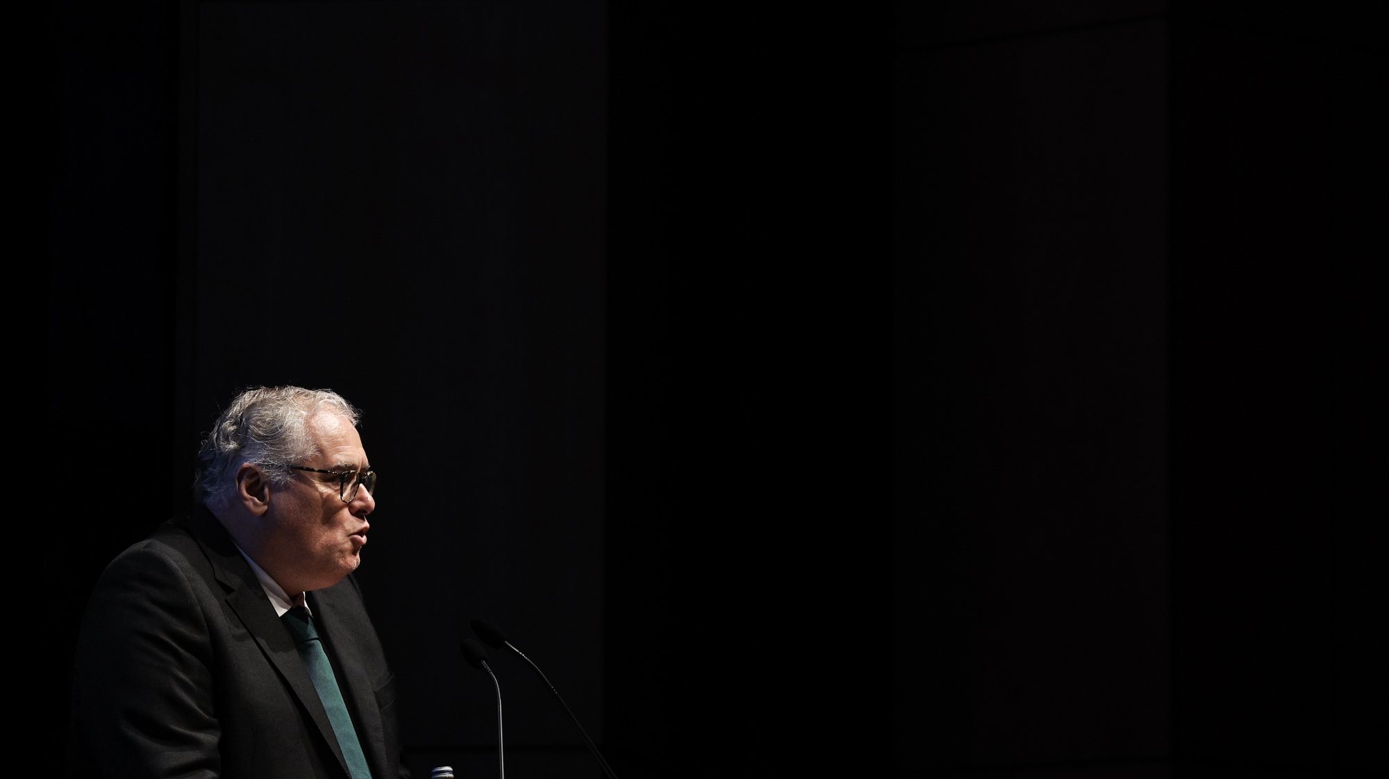 O galardoado com o Prémio Pessoa 2022, João Luís Barreto Guimarães, usa da palavra durante a cerimónia do galardão na Culturgest em Lisboa, 17 de abril de 2023. TIAGO PETINGA/LUSA