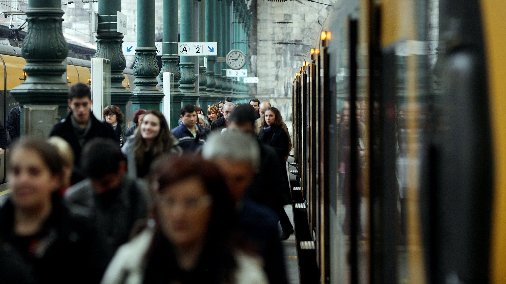 Pessoas à chegada à estação de São Bento em dia de greve num comboio dos serviços mínimos, no Porto, 23 de dezembro de 2011. A greve dos maquinistas da CP começou hoje e termina dia 25 de dezembro. JOSE COELHO/LUSA
