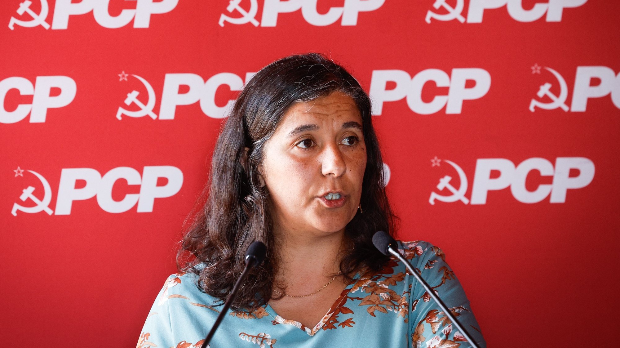 A presidente do grupo parlamentar do Partido Comunista Português (PCP), Paula Santos, intervém durante o encerramento das Jornadas Parlamentares, na Fortaleza de Sesimbra, Setúbal, 21 de maio de 2024. ANTÓNIO PEDRO SANTOS/LUSA