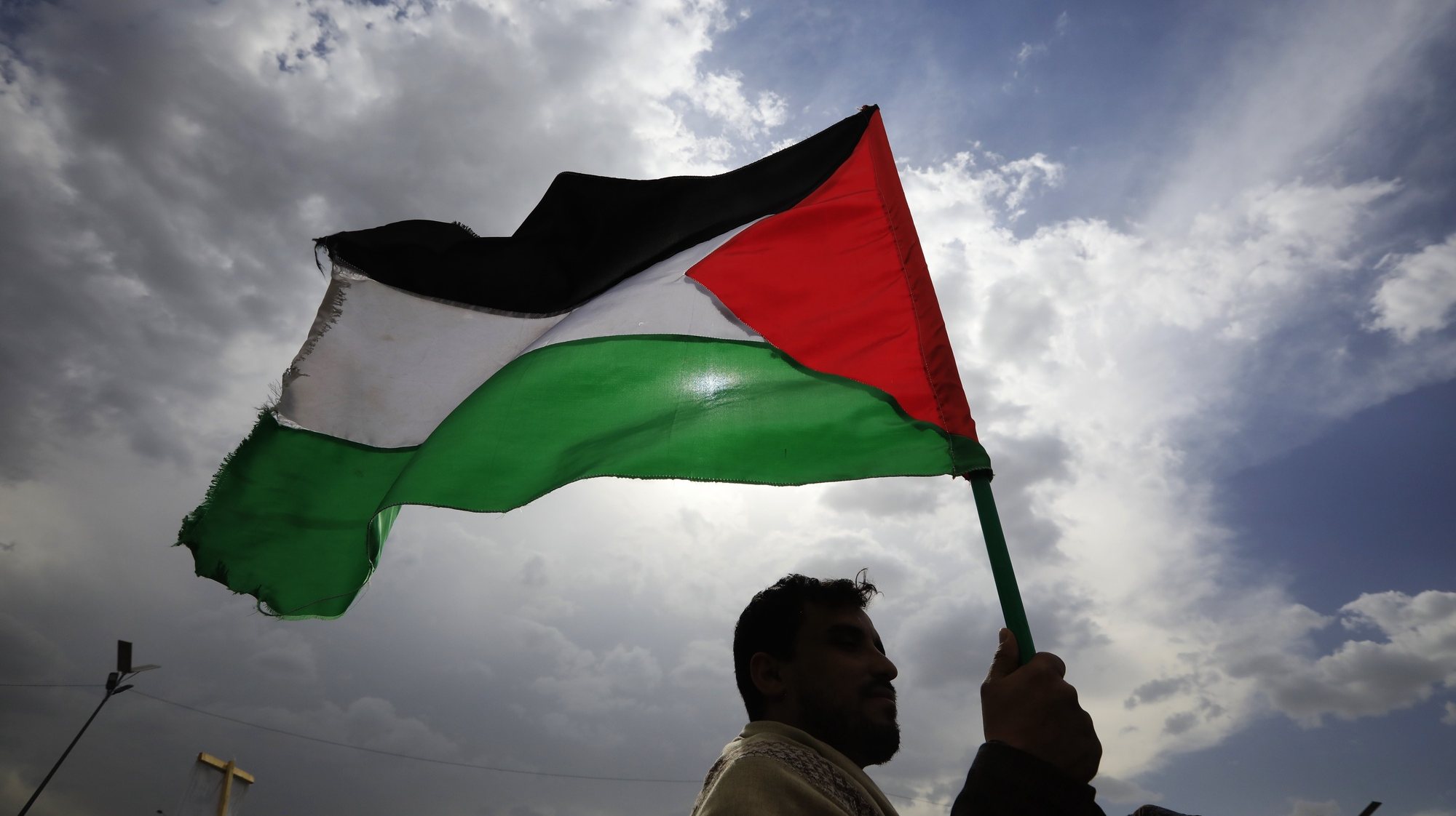 epa11366829 A Houthi supporter waves a Palestinian flag during a rally in solidarity with the Palestinian people, in Sana&#039;a, Yemen, 24 May 2024. Thousands of Houthi supporters participated in a solidarity protest to support the Palestinian people in the midst of the current conflict between Israel and Hamas in the Gaza Strip. Houthisâ€™ leader, Abdul-Malik al-Houthi, claimed in a televised speech on 23 May that Yemen&#039;s Houthis have launched eight attacks against ships sailing in the Red Sea, the Gulf of Aden, and the Indian Ocean in the previous week, as well as an attack targeting the Mediterranean Sea, aiming to halting Israelâ€™s operations in Gaza.  EPA/YAHYA ARHAB